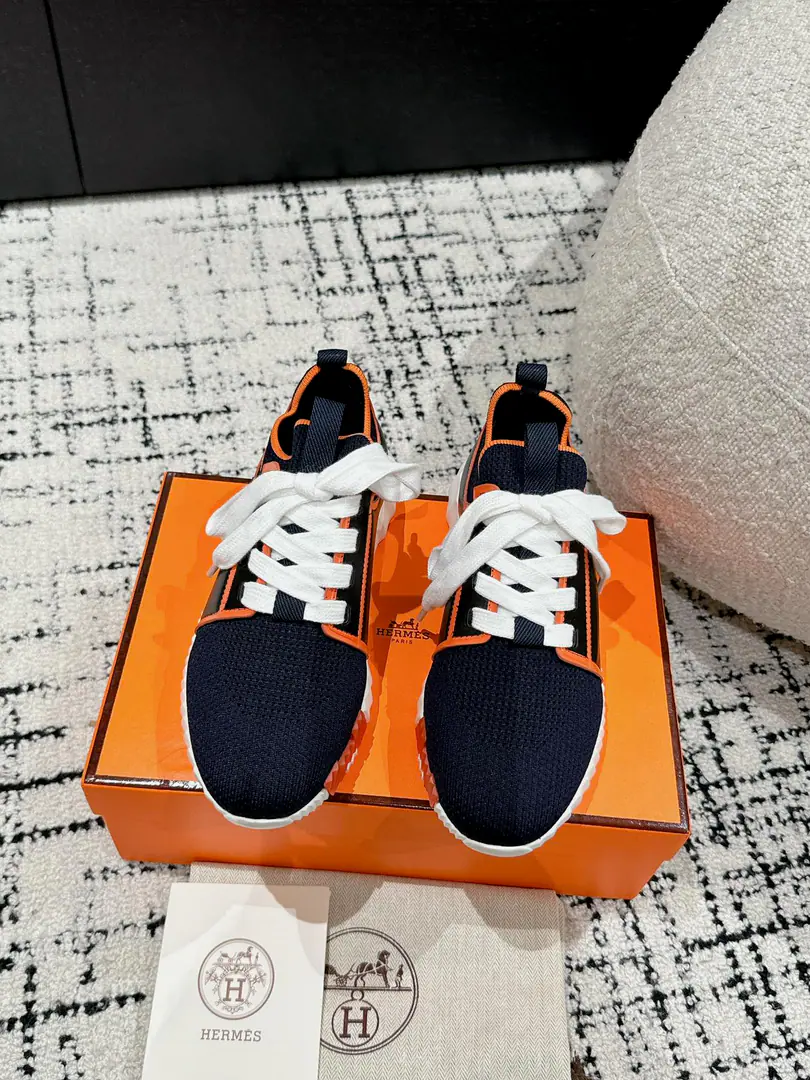 ¥Men+10 #Top Version Couple money. Hermes I'm in love with you, Max. 24/ fe new arrival~ Autumn and winter money. Bouncing Couples.👫Sports Leisure shoes. The most comfortable shoes in love with horses., No, I don't.1⃣️, It's a nice, light foot., You don't get tired of shopping.👍 Bullskins.+Wire Nice touch., She's beautiful and she's got a lot of clothes., It's light and comfortable. It's so light. Sports and leisure are the two things. Step on it.💩That's great.！ ✔️Fabulous.:Imported cattle skin+Wire ✔️Uchi.:The imported inlet was for silk and sheep. ✔️Otsumi!:AdoptionIP+TPU(Multi-colour Letters)German technology exposure machine seamlessly combined ✔️Size:#35-46(Women40.41Men45.46Do it.) 🎁Top class. Synchronize full packaging