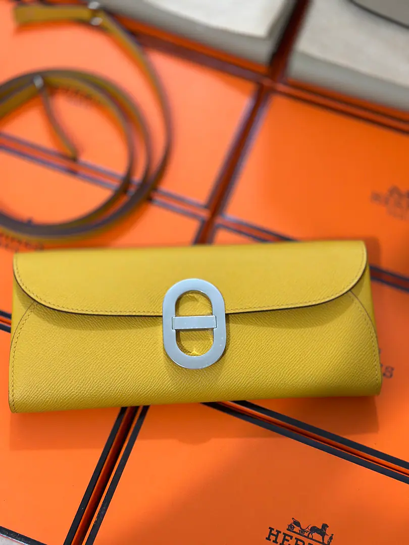 New paragraphD Ancre to go, It's called the pig's nose.to go EpsomPee., Silver button. Amber Yellow. The honey wax sew. The design has been consistent with the previous pig nose buttons., It's enough to use a slashed shoulder belt on the basis of a handbag.. Or not with the shoulder belt., 🉑️Take the bag with you., Dinner bag.