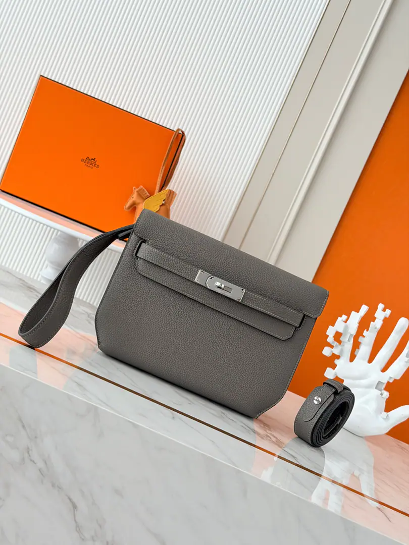 Current in stock ✅ Kelly Depeches 25cm togoPee. Tinware ash, Silver button. MostinMan's handbag. Depeches25 This leather is really a prodigal., With a shoulder belt and a second to go under the armpit., The fashion is coming out of the air., This bag is very...HFamily origin, KellyThat's what you're trying to do., You must come in too.！🤩 It's a great match.✨You can be a man of arms., Or a slant., And I can still be a handbag., You're not moving with a bag?😘