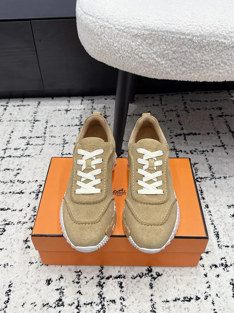 Men+10 HermesI'm in love with you, Max. 26/ New-colour classics. Leisure sports shoes The couple's leisurely tracker's shoes combined with high-tech canvas and skin-skinned goats., Exaggerating on the soles of rubber shoes.“Letter, Italic design and bright colours show dynamism, Re-initiating brand design inspiration. A simple walk around the city., Feel free and comfortable.. ✔️Fabulous.: Special fabric and anti-featur. ✔️Uchi.: Customize air network ✔️Otsumi!: Shade it.TPU+Rubber foam material ✔️Bottom: 3CM ✔️Size: 35-45（Women40 Men45Do it.）
