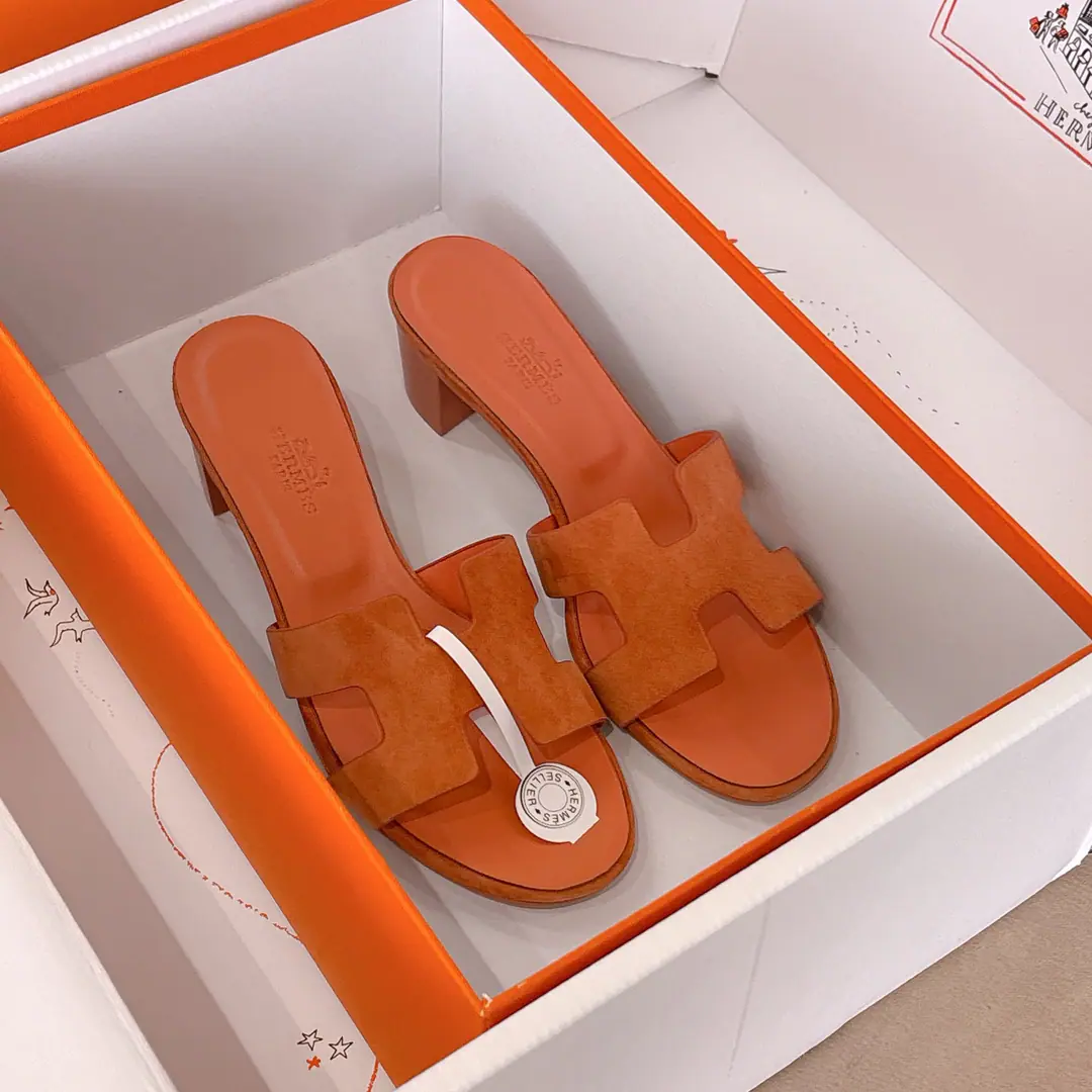 『 New Colour 』Get out of the factory. Hermes I'm in love with you, Max.HShoes.Oasis Shoes Series———————————Fashion is a lot more than a couple of days. It's super comfortable. Every detail is perfect. OriginalswiftCowskin. Original1:1A sole shoe./The original is really a big one. ▪️He's tall.: 5cm ▪️Packaging: There's two pairs of shoes.HHome series of scarfs. ▪️SIZE: 34~42（34.40.41.42Customize or not change）