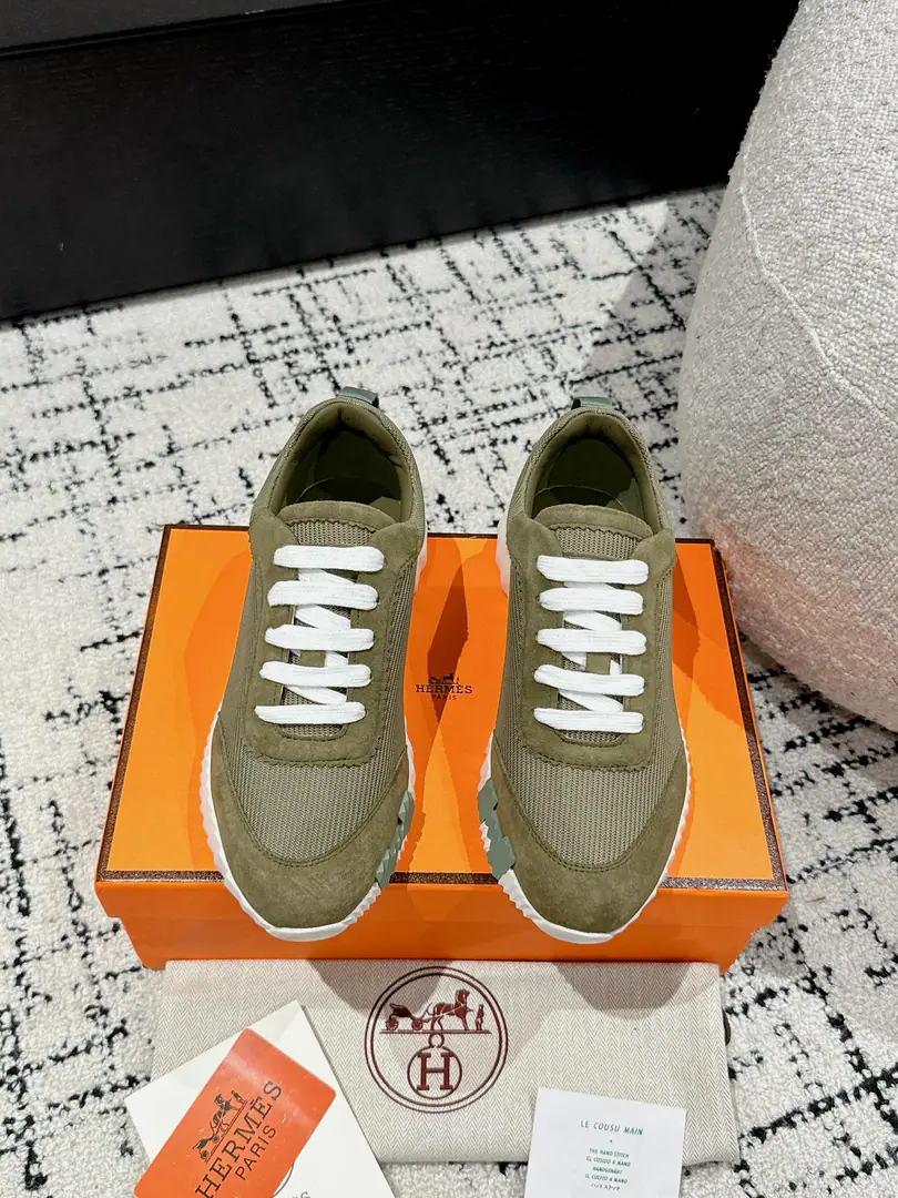 #Top Version Couple money. Hermes I'm in love with you, Max. 24/ fe new arrival~ Autumn and winter money. Bouncing Couples.👫Sports Leisure shoes. The most comfortable shoes in love with horses., No, I don't.1⃣️, It's a nice, light foot., You don't get tired of shopping.👍 Bullskins.+Wire Nice touch., She's beautiful and she's got a lot of clothes., It's light and comfortable. It's so light. Sports and leisure are the two things. Step on it.💩That's great.！ ✔️Fabulous.:Imported cattle skin+Wire ✔️Uchi.:The imported inlet was for silk and sheep. ✔️Otsumi!:AdoptionIP+TPU(Multi-colour Letters)German technology exposure machine seamlessly combined ✔️Size:#35-46(Women40.41Men45.46Do it.) 🎁Top class. Synchronize full packaging