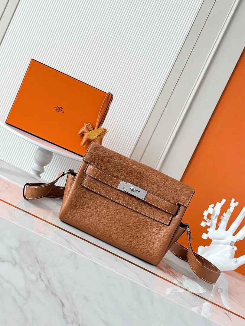 🆕 Current Gold brown silver buttons.（togo）Pee. kelly messenger 25cmThe same amount for the mailman bag. All-skinned steel hand waxes, Best value for the whole network. Co-payment of postman's bags andkellyThe classic combination of bags., Moderate, It's a practical route., The capacity is also useful., Shoulder band adjustable2A convenient receipt.
