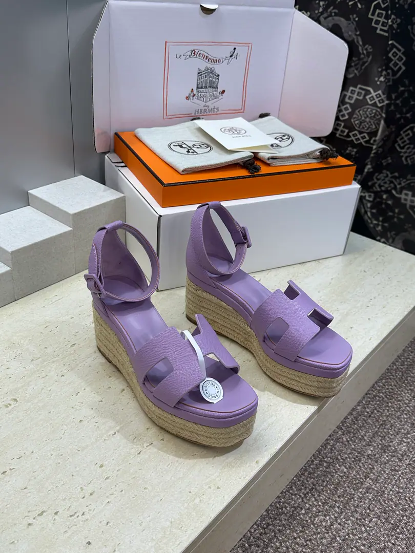 Plant prices(Full plane box.) Scum. Requisition levelHermes I'm in love with you, Max. 2026Spring and summer. Luce - Skin-down, gypsy-shoes. HIt's a classic.“H”Shoes on the surface, heels on the water-proof stand. Material: I'll import a cow's skin on my shoe./Import sheep, skin.+In the skin of the watered cow.+The original custom-made line combination is Italian. He's tall.:7CM /Waterproof stand high.: 4CM Size: 35-42(40.41.42Custom without re-offer）