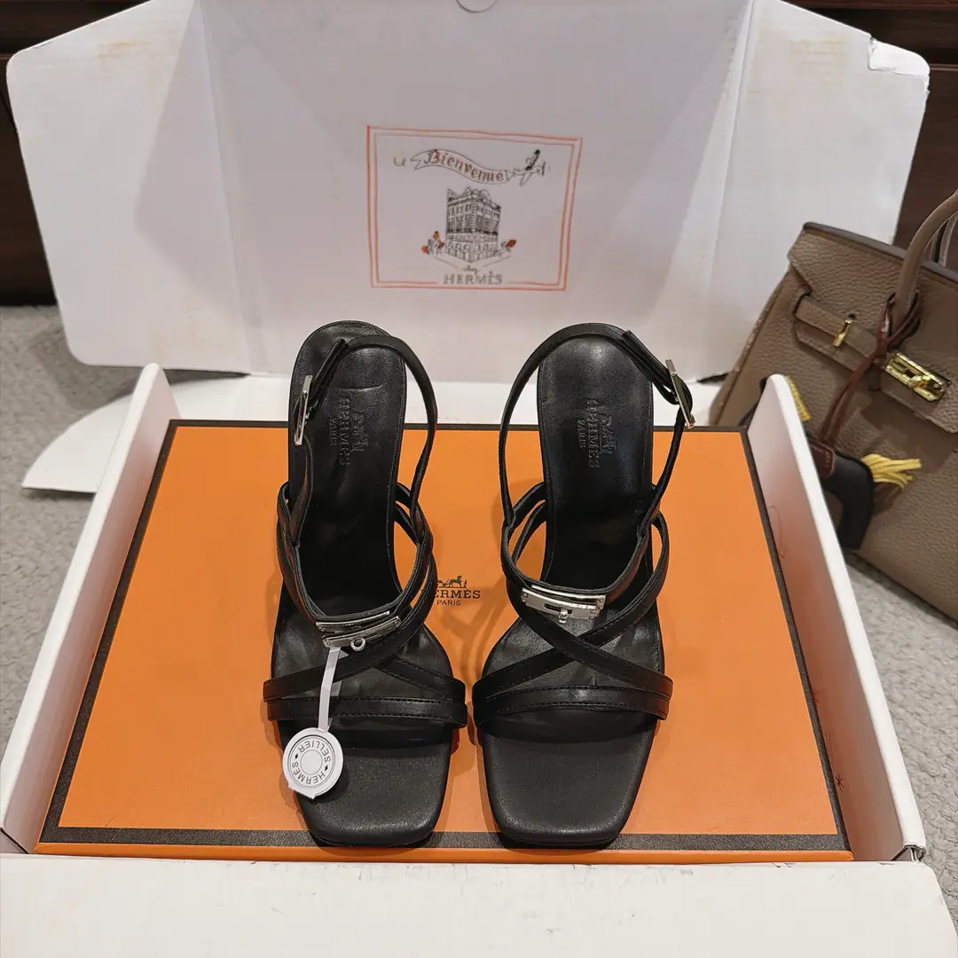 【10.5cmGroup Chart】Get out of the factory. Hermes I'm in love with you, Max. Muse High heels.———————————Fashion is a lot more than a couple of days. Combining brand-new steelKellyBlock It's super comfortable. Every detail is perfect. Cotted with color-teletoned, pure shoe buttons Design is simple and fluid. ♪ Make fashion so soft ♪ Original calf skin original1:1A sole-model shoe heel./The original is really a big one. ▪️He's tall.:10.5cm 7cm 4cm Three and three. ▪️SIZE: 34-43（34.40.41.42.43Customize or not change）