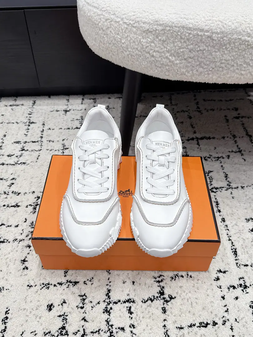Men+10 HermesI'm in love with you, Max. 26/ New-colour classics. Leisure sports shoes The couple's leisurely tracker's shoes combined with high-tech canvas and skin-skinned goats., Exaggerating on the soles of rubber shoes.“Letter, Italic design and bright colours show dynamism, Re-initiating brand design inspiration. A simple walk around the city., Feel free and comfortable.. ✔️Fabulous.: Special fabric and anti-featur. ✔️Uchi.: Customize air network ✔️Otsumi!: Shade it.TPU+Rubber foam material ✔️Bottom: 3CM ✔️Size: 35-45（Women40 Men45Do it.）