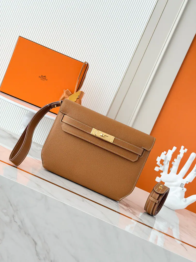 Current in stock ✅ Kelly Depeches 25cm EpsomPee. Gold brown. Gold button. MostinMan's handbag. Depeches25 This leather is really a prodigal., With a shoulder belt and a second to go under the armpit., The fashion is coming out of the air., This bag is very...HFamily origin, KellyThat's what you're trying to do., You must come in too.！🤩 It's a great match.✨You can be a man of arms., Or a slant., And I can still be a handbag., You're not moving with a bag?😘