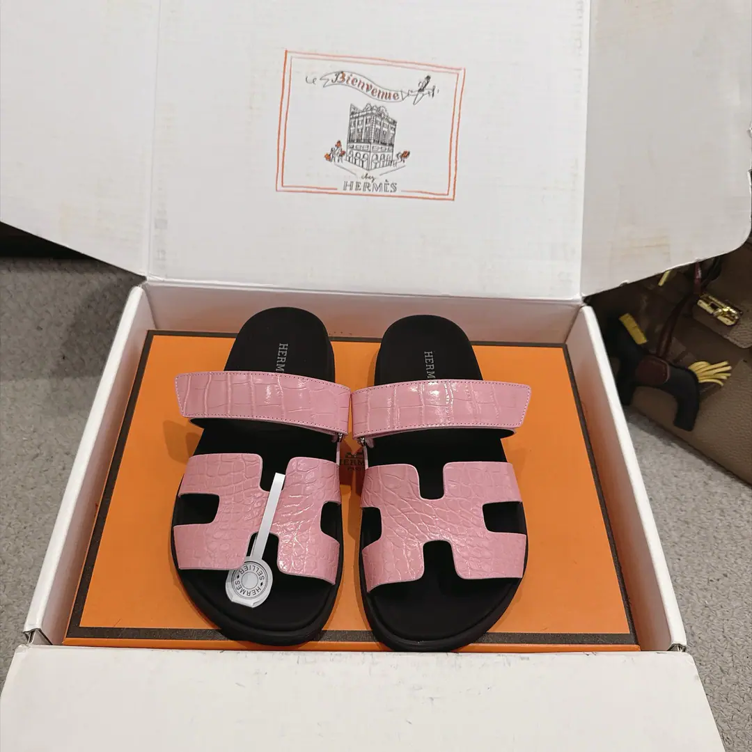 『 New Colour 』🆕The big crocodile tattoos. Men➕Hermes ChypreShoes. Uncle's slippers. ♪ Fresh and fresh ♪ ～The fashion is so refreshing. Not much to explain., I know everything I've bought. ✅TPUSlipboard Base ✅Women:35-39 （40.41.42I'll make sure I don't change it.）Men40~44（45.46Customize or not change） ✅With double bags..Card.Certificate.