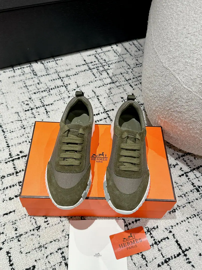 Layout Leather. #Top Version Couple money. Hermes I'm in love with you, Max. 24/ fe new arrival~ Autumn and winter money. Bouncing Couples.👫Sports Leisure shoes. The most comfortable shoes in love with horses., No, I don't.1⃣️, It's a nice, light foot., You don't get tired of shopping.👍 Bullskins.+Wire Nice touch., She's beautiful and she's got a lot of clothes., It's light and comfortable. It's so light. Sports and leisure are the two things. Step on it.💩That's great.！ ✔️Fabulous.:Imported cattle skin+Wire ✔️Uchi.:The imported inlet was for silk and sheep. ✔️Otsumi!:AdoptionIP+TPU(Multi-colour Letters)German technology exposure machine seamlessly combined ✔️Size:#35-46(Women40.41Men45.46Do it.) 🎁Top class. Synchronize full packaging