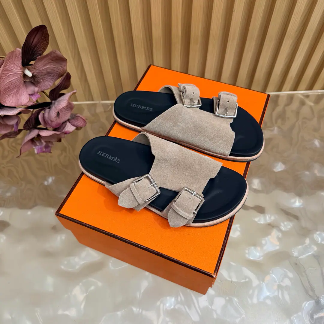 New paragraph 2026The early spring new money. 🧡Hermès/I'm the latest in Armath. Beach slippers. Double button. Shoes. Real leather. The design of the ancients. A strong foreign scene. It's a great fashion., You're so good at all the things on your feet. A simple, simple style that matches a sense of excellence would be great. A hundred-colour lines are hard to love.！ The pasta is imported into the sheep. It's all sheep's skin. Otsumi!: Original Base Size: 35-39 （40/41/42Custom）