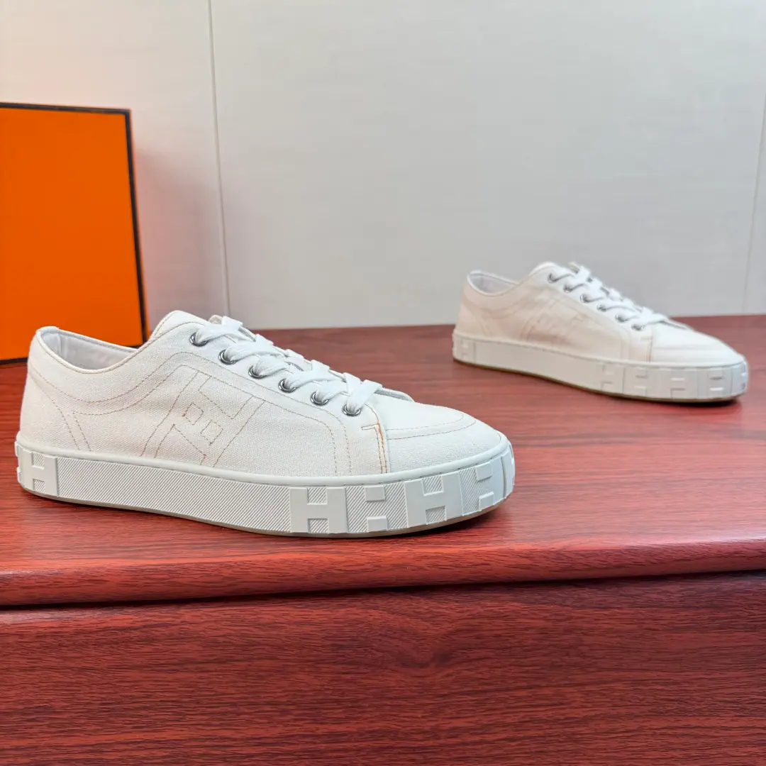 Hermes/I'm in love with you, Max. MaxiA series of low-barrel canvas shoes. Synchronise update of the network！ A new low-bonded masturbation of Emascords is on the shelf., Jane's got a nice, nice, nice, low-shoes set., Perfectly exposed ankles., Visual length stretch ratio, All kinds of legs can be easily managed.. The shoe is chosen with a dildo-resistant fabric., A fine line of embroidery and branding., I'm not sure if I can get a full recognition.. The thick-deck rubber is full of classics.HThe tattoo., Slightly increased, My feet are soft., I'm not under any pressure to go to work.. Low-band styles fit into multiple wear styles., Leisure pants are always casual., The broads are a little bit of luxury., The shorts are so clean, the kids are so happy.. The details of the big job are in place., A package of raw shoes., You're always wearing it., You're a decent gift., The tide is a bit out of line., Every year, every season can be repeated.. Full package！ Size: 39-40-41-42-43-44 Standard leather shoe size. （38/45/46But it's not gonna be a change.） The cargo.: H261858 White