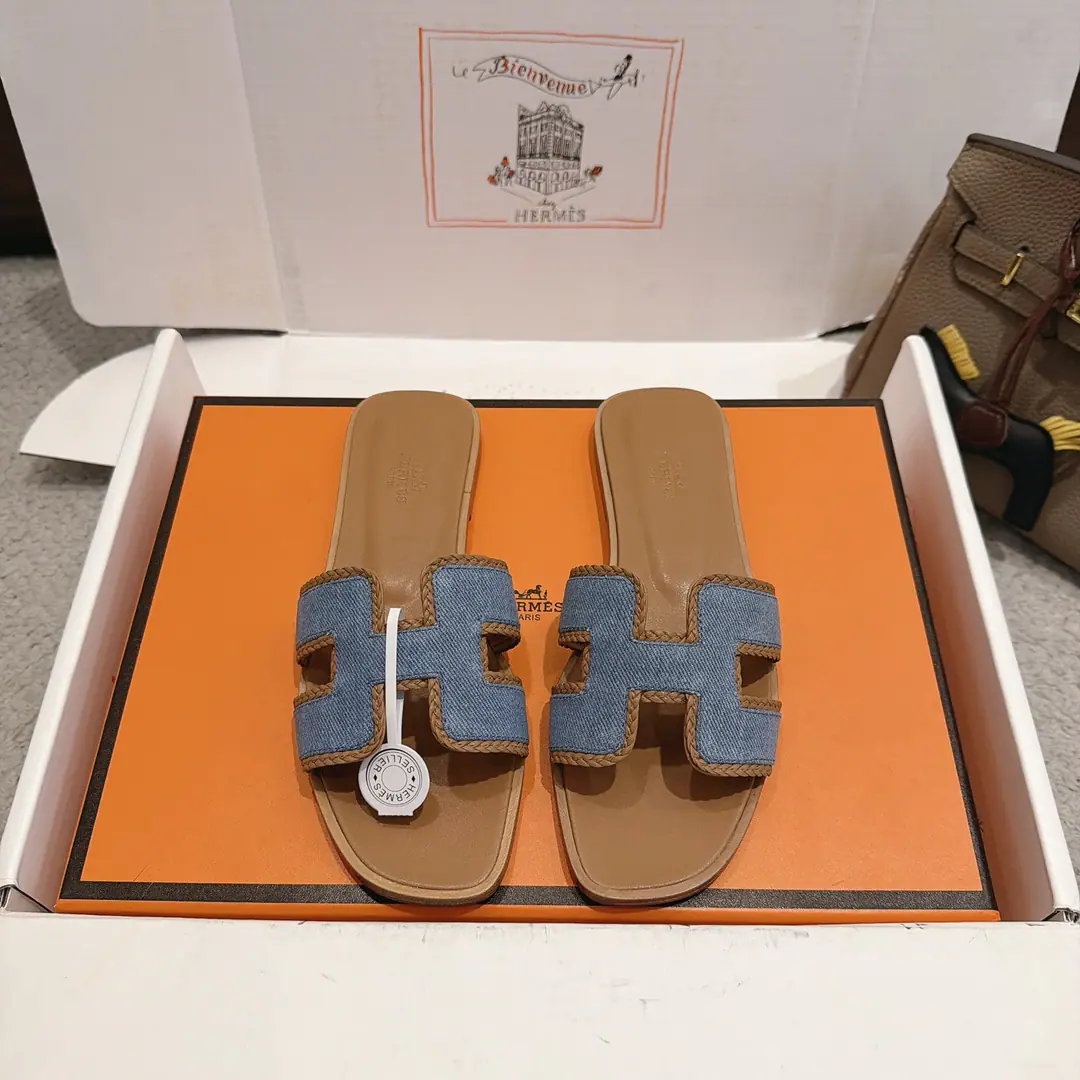 Get out of the factory. Hermes I'm in love with you, Max.HShoes.OranShoes Series———————————Fashion is a lot more than a couple of days. It's super comfortable. Every detail is perfect. Original cow skin. Original1:1A sole shoe./The original is a very big one. ▪️Packaging: There's two pairs of shoes.HHome series of scarfs. ▪️SIZE: 34~42（34.40.41.42.43Customize or not change）