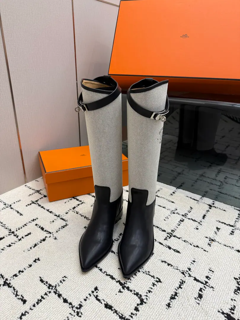 Top VersionHemers🧡I'll get what I'm seeing. kellyMetal button boots./Boots Series Autumn and winter money. HERMESThe price of the old boots and boots is close.2WThe high price of the boot is naturally unique in its process and quality, and all the leather is custom-made for import., The inside materials are also custom-made cattle skin.,, You'll have to make provisions for everything in a good fit., And the style is always worn in the boots of knights who never wear out of fashion. Shoe.: Original cow skin Uchi.: Importing cattle and skins Otsumi!: That's a little skin. Codes: 35–39（40.41.42No, no, no, no, no.)