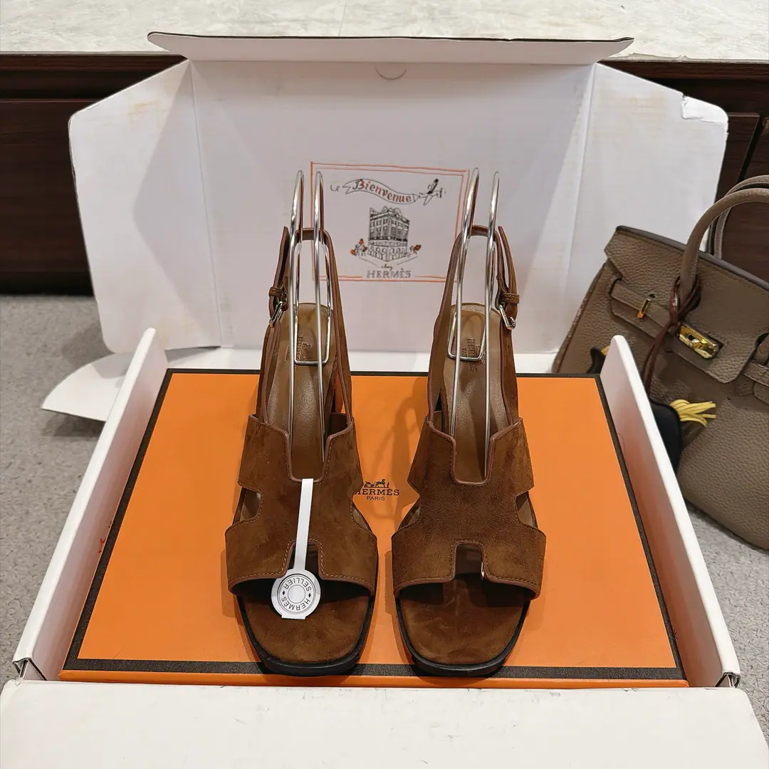 Get out of the factory. Hermes Helia 60Shoes Series ———————————Fashion is a lot more than a couple of days. It's super comfortable. Every detail is perfect. Original CustomiseNappaCowskin./I'm a sheep-skinner./Original private model heels. ▪️He's tall.: 6cm ▪️Otsumi!: The original is a very big one. ▪️SIZE: 35~41（40.41.Customize or not change）