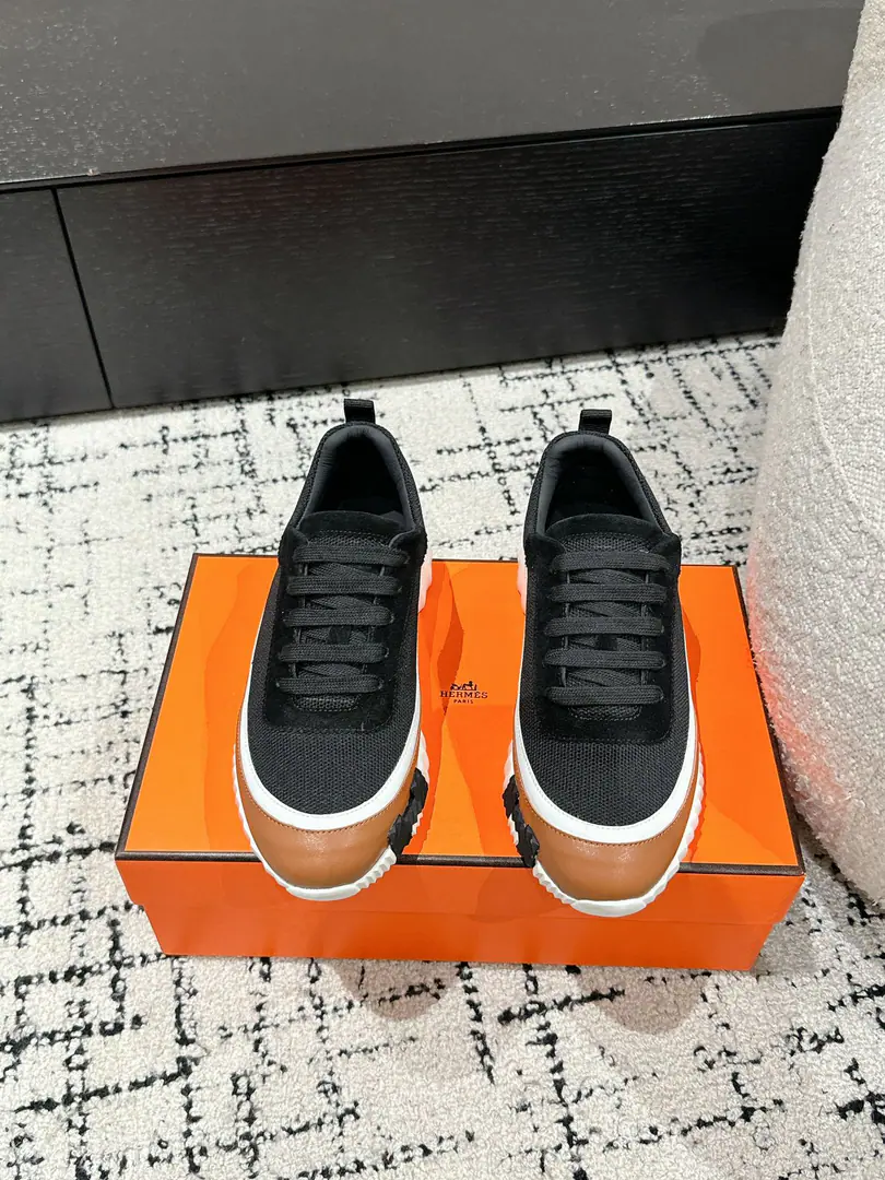 ¥ #Top Version Couple money. Hermes I'm in love with you, Max. 24/ fe new arrival~ Autumn and winter money. Bouncing Couples.👫Sports Leisure shoes. The most comfortable shoes in love with horses., No, I don't.1⃣️, It's a nice, light foot., You don't get tired of shopping.👍 Bullskins.+Wire Nice touch., She's beautiful and she's got a lot of clothes., It's light and comfortable. It's so light. Sports and leisure are the two things. Step on it.💩That's great.！ ✔️Fabulous.:Imported cattle skin+Wire ✔️Uchi.:The imported inlet was for silk and sheep. ✔️Otsumi!:AdoptionIP+TPU(Multi-colour Letters)German technology exposure machine seamlessly combined ✔️Size:#35-46(Women40.41Men45.46Do it.) 🎁Top class. Synchronize full packaging