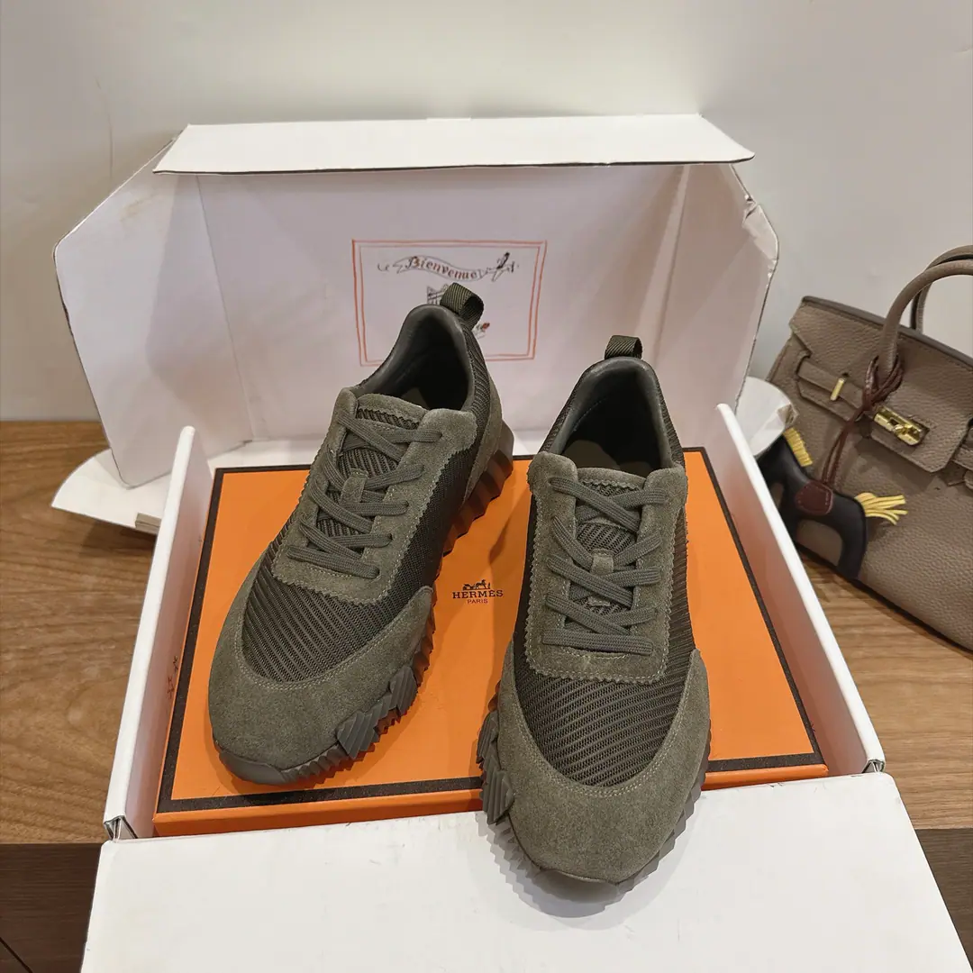 herme…s ss26new arrival～ The cabinet is a big fan of the couple., HThe first shoe-shoes to be used in the distribution.！ It's a classic for the Equestrian. Every season has many colors. It's definitely one of the most worthy of purchase. There are gods of the man.!Don't miss it.！！ He's so light., It's so cozy. It's been a long time., It's not expensive. There's a little coil behind the back with the help with the shoes. Top class. 35-44, - It's a deal.45 46 Men➕20