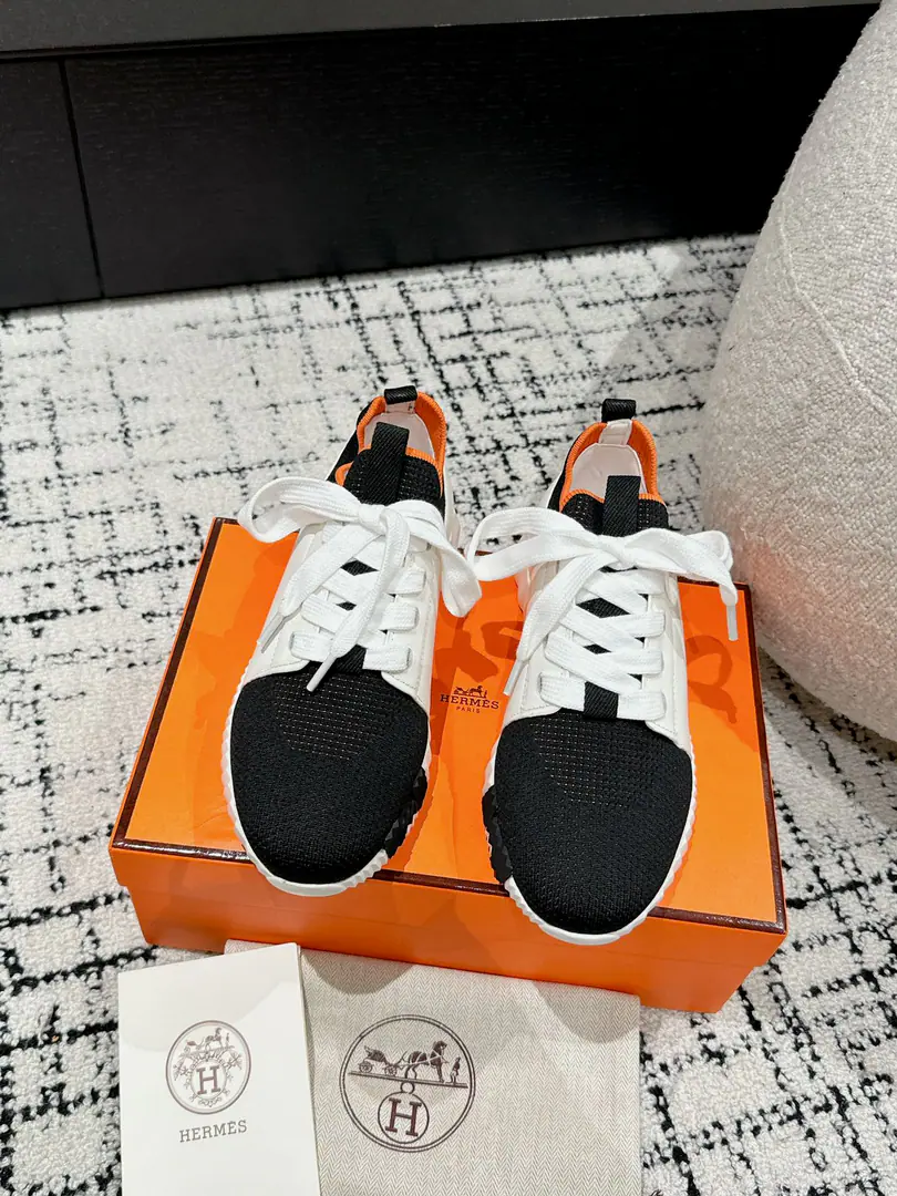 ¥Men+10 #Top Version Couple money. Hermes I'm in love with you, Max. 24/ fe new arrival~ Autumn and winter money. Bouncing Couples.👫Sports Leisure shoes. The most comfortable shoes in love with horses., No, I don't.1⃣️, It's a nice, light foot., You don't get tired of shopping.👍 Bullskins.+Wire Nice touch., She's beautiful and she's got a lot of clothes., It's light and comfortable. It's so light. Sports and leisure are the two things. Step on it.💩That's great.！ ✔️Fabulous.:Imported cattle skin+Wire ✔️Uchi.:The imported inlet was for silk and sheep. ✔️Otsumi!:AdoptionIP+TPU(Multi-colour Letters)German technology exposure machine seamlessly combined ✔️Size:#35-46(Women40.41Men45.46Do it.) 🎁Top class. Synchronize full packaging