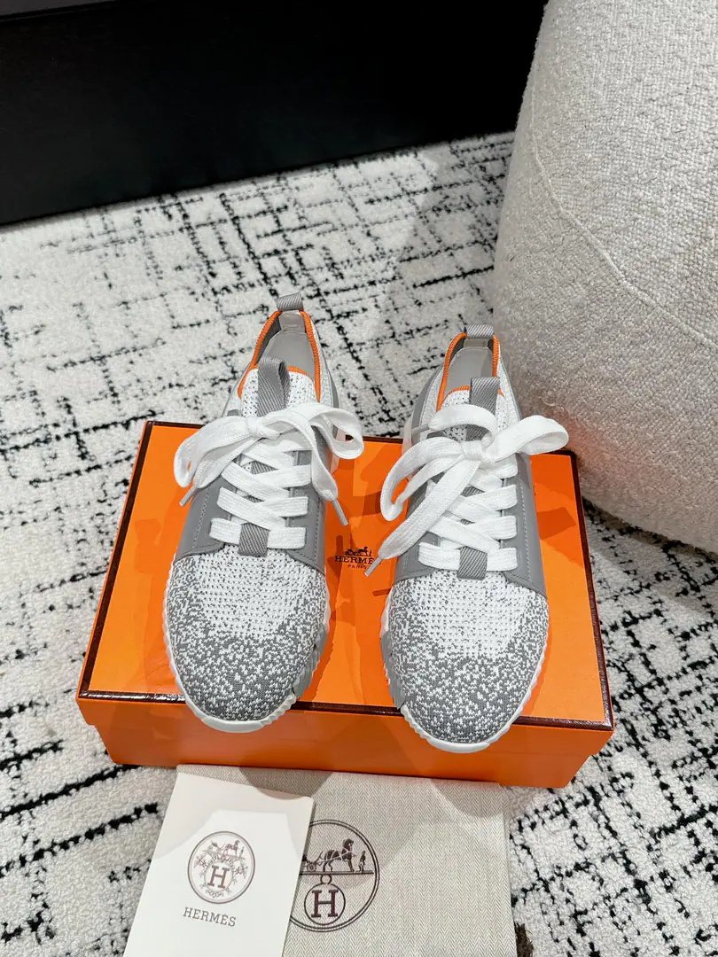 ¥Men+10 #Top Version Couple money. Hermes I'm in love with you, Max. 24/ fe new arrival~ Autumn and winter money. Bouncing Couples.👫Sports Leisure shoes. The most comfortable shoes in love with horses., No, I don't.1⃣️, It's a nice, light foot., You don't get tired of shopping.👍 Bullskins.+Wire Nice touch., She's beautiful and she's got a lot of clothes., It's light and comfortable. It's so light. Sports and leisure are the two things. Step on it.💩That's great.！ ✔️Fabulous.:Imported cattle skin+Wire ✔️Uchi.:The imported inlet was for silk and sheep. ✔️Otsumi!:AdoptionIP+TPU(Multi-colour Letters)German technology exposure machine seamlessly combined ✔️Size:#35-46(Women40.41Men45.46Do it.) 🎁Top class. Synchronize full packaging