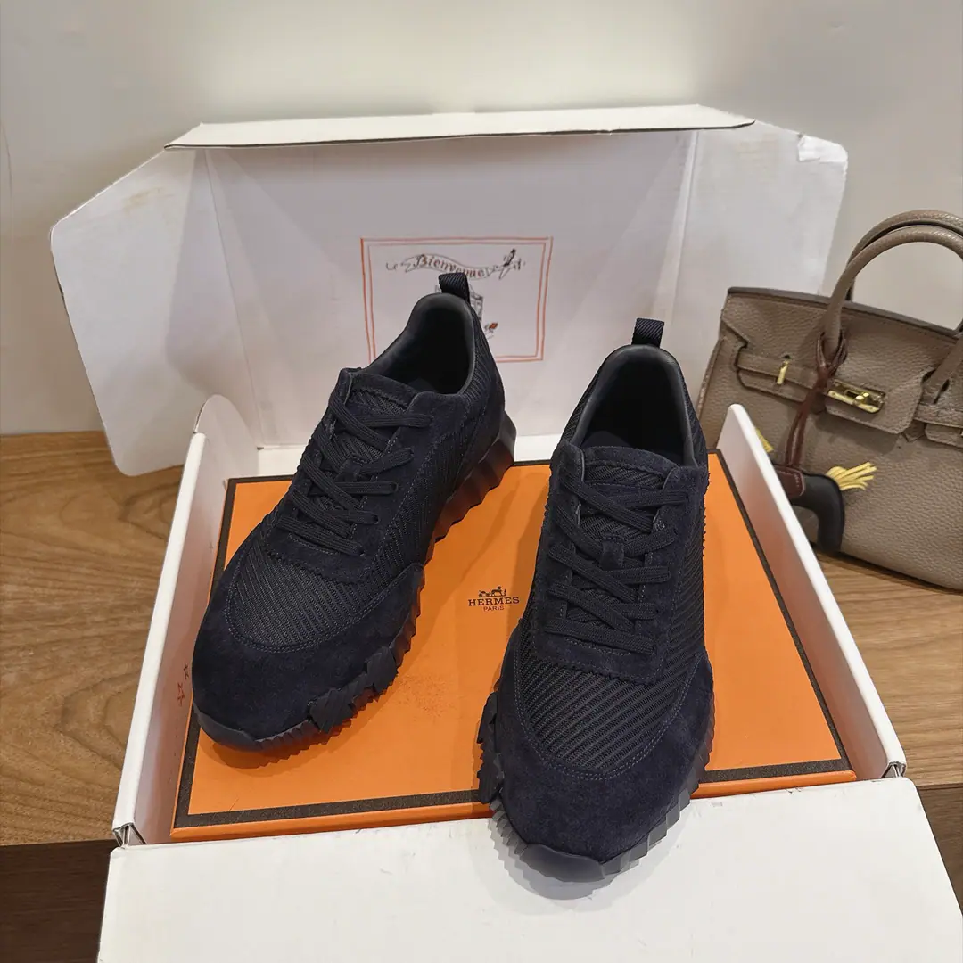 herme…s ss26new arrival～ The cabinet is a big fan of the couple., HThe first shoe-shoes to be used in the distribution.！ It's a classic for the Equestrian. Every season has many colors. It's definitely one of the most worthy of purchase. There are gods of the man.!Don't miss it.！！ He's so light., It's so cozy. It's been a long time., It's not expensive. There's a little coil behind the back with the help with the shoes. Top class. 35-44, - It's a deal.45 46 Men➕20