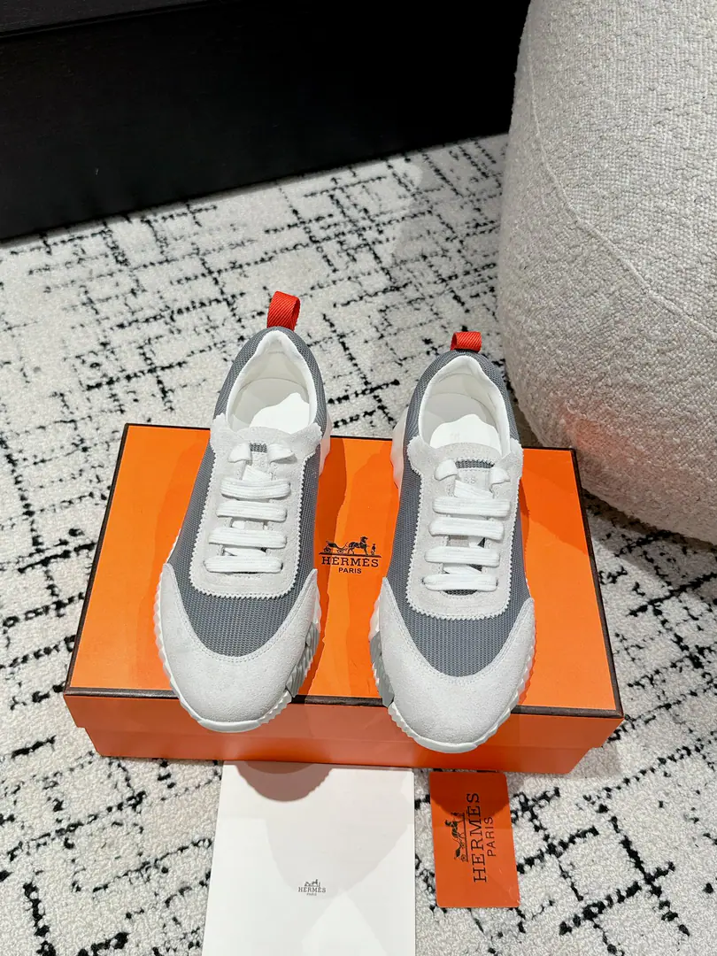Layout Leather. #Top Version Couple money. Hermes I'm in love with you, Max. 24/ fe new arrival~ Autumn and winter money. Bouncing Couples.👫Sports Leisure shoes. The most comfortable shoes in love with horses., No, I don't.1⃣️, It's a nice, light foot., You don't get tired of shopping.👍 Bullskins.+Wire Nice touch., She's beautiful and she's got a lot of clothes., It's light and comfortable. It's so light. Sports and leisure are the two things. Step on it.💩That's great.！ ✔️Fabulous.:Imported cattle skin+Wire ✔️Uchi.:The imported inlet was for silk and sheep. ✔️Otsumi!:AdoptionIP+TPU(Multi-colour Letters)German technology exposure machine seamlessly combined ✔️Size:#35-46(Women40.41Men45.46Do it.) 🎁Top class. Synchronize full packaging
