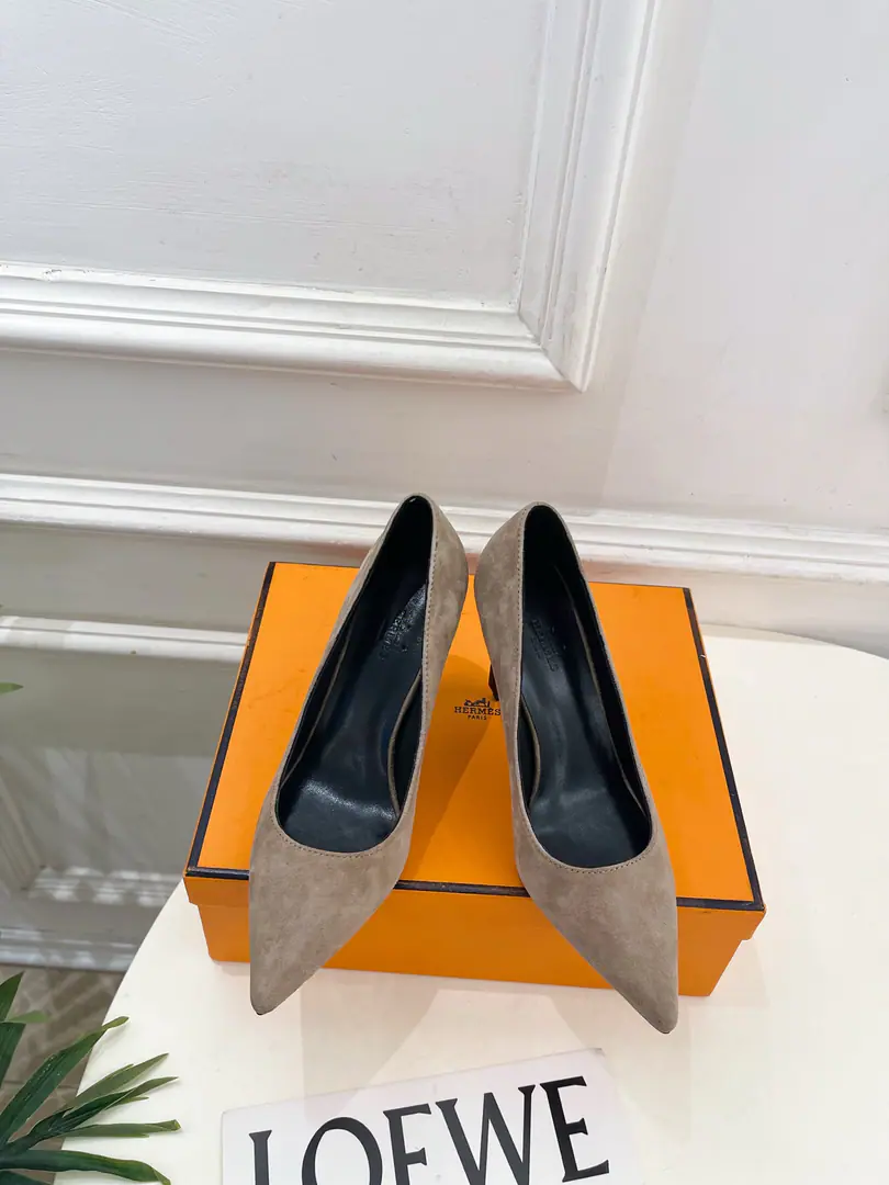 🐎𝐇𝐄𝐑𝐌𝐄* Irmath. 26𝐬𝐬 🌈2026Autumn and winter brand new. New money in the cabinet. MirageMetal chains and pointy heels. Series〰 ◽Shoe.: Original custom silk/The sheep. ◽️ Uchi.: Import mixed sheep skin ◽Otsumi!: The original Italian is a big one. ◽He's tall.: 9.5cm ◽Shoes.: 35-39（40.41I'll make sure I don't change it.） ◽Plant price ◽Numbering: 2608045