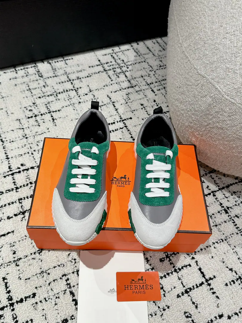 Layout Leather. #Top Version Couple money. Hermes I'm in love with you, Max. 24/ fe new arrival~ Autumn and winter money. Bouncing Couples.👫Sports Leisure shoes. The most comfortable shoes in love with horses., No, I don't.1⃣️, It's a nice, light foot., You don't get tired of shopping.👍 Bullskins.+Wire Nice touch., She's beautiful and she's got a lot of clothes., It's light and comfortable. It's so light. Sports and leisure are the two things. Step on it.💩That's great.！ ✔️Fabulous.:Imported cattle skin+Wire ✔️Uchi.:The imported inlet was for silk and sheep. ✔️Otsumi!:AdoptionIP+TPU(Multi-colour Letters)German technology exposure machine seamlessly combined ✔️Size:#35-46(Women40.41Men45.46Do it.) 🎁Top class. Synchronize full packaging