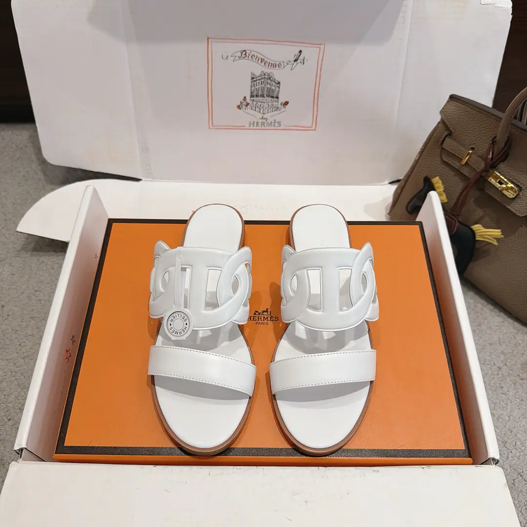 Get out of the factory. Hermes I'm in love with you, Max. Laguna Shoes Series———————————Fashion is a lot more than a couple of days. It's super comfortable. Every detail is perfect. OriginalswiftCowskin./- Oh, Pete. Original1:1A sole shoe./The original private model is a big one. ▪️SIZE: 35~41（40.41.42Customize or not change）