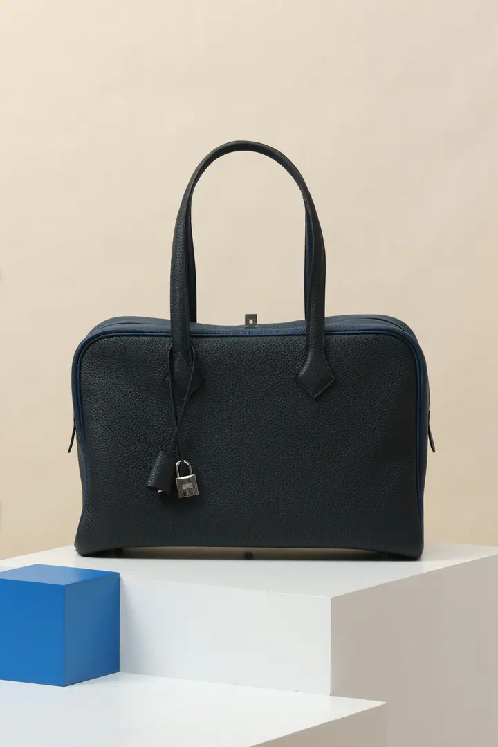🇨🇳Model: VR35 Colours: 90Charcoal Ash/73Gembles and blues. Dimensions: Long35.5x Deep22.5xKuan17cm TCBig Bull's skin is a bag of old times' handbags. The zipper can be pulled to both sides. - You can carry it with your hand or shoulder. Made in France Metals.: - Pump.