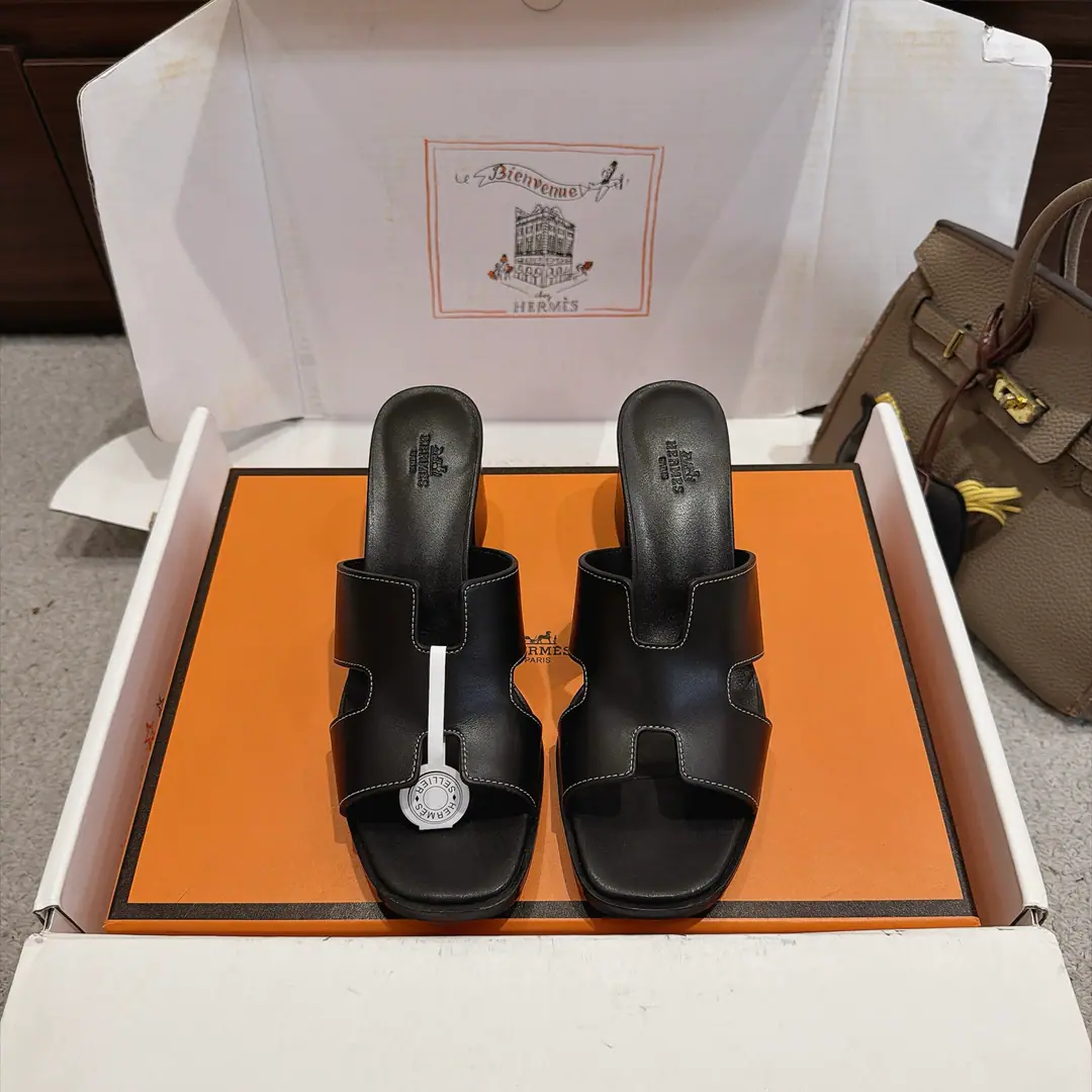 Get out of the factory. Hermes Helia 60Shoes Series ———————————Fashion is a lot more than a couple of days. It's super comfortable. Every detail is perfect. Original CustomiseNappaCowskin./I'm a sheep-skinner./Original private model heels. ▪️He's tall.: 6cm ▪️Otsumi!: The original is a very big one. ▪️SIZE: 35~41（40.41.Customize or not change）