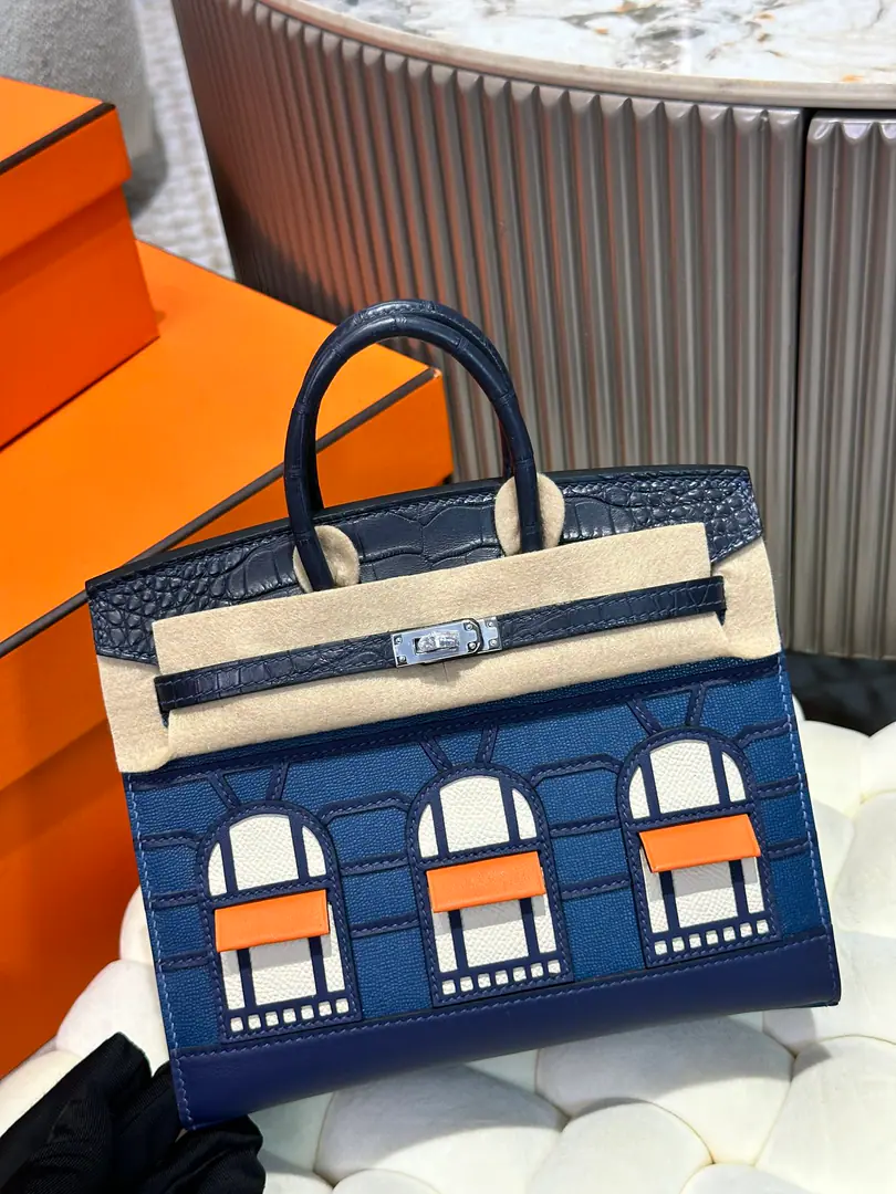 Blue house bag. 🏠 SuperLimit Current Whitetogo♪ Alligator ice white ♪ It's a beautiful, very collection house.🏠 birkin mini size 20cm 25cm The outer seams. It's so cute. Silver button.
