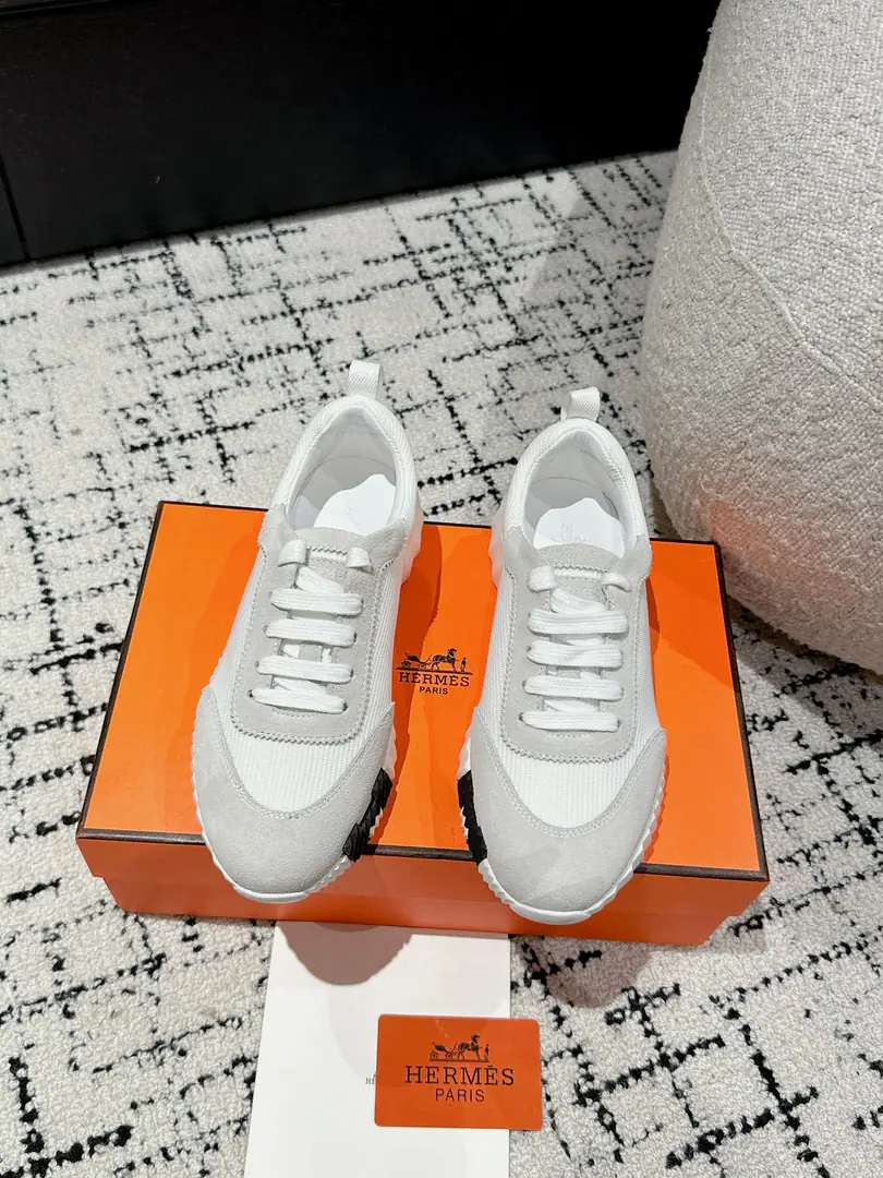 Layout Leather. #Top Version Couple money. Hermes I'm in love with you, Max. 24/ fe new arrival~ Autumn and winter money. Bouncing Couples.👫Sports Leisure shoes. The most comfortable shoes in love with horses., No, I don't.1⃣️, It's a nice, light foot., You don't get tired of shopping.👍 Bullskins.+Wire Nice touch., She's beautiful and she's got a lot of clothes., It's light and comfortable. It's so light. Sports and leisure are the two things. Step on it.💩That's great.！ ✔️Fabulous.:Imported cattle skin+Wire ✔️Uchi.:The imported inlet was for silk and sheep. ✔️Otsumi!:AdoptionIP+TPU(Multi-colour Letters)German technology exposure machine seamlessly combined ✔️Size:#35-46(Women40.41Men45.46Do it.) 🎁Top class. Synchronize full packaging
