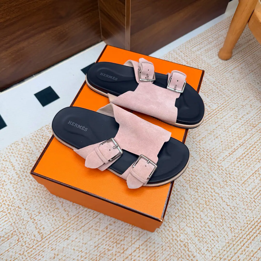 New paragraph 2026The early spring new money. 🧡Hermès/I'm the latest in Armath. Beach slippers. Double button. Shoes. Real leather. The design of the ancients. A strong foreign scene. It's a great fashion., You're so good at all the things on your feet. A simple, simple style that matches a sense of excellence would be great. A hundred-colour lines are hard to love.！ The pasta is imported into the sheep. It's all sheep's skin. Otsumi!: Original Base Size: 35-39 （40/41/42Custom）