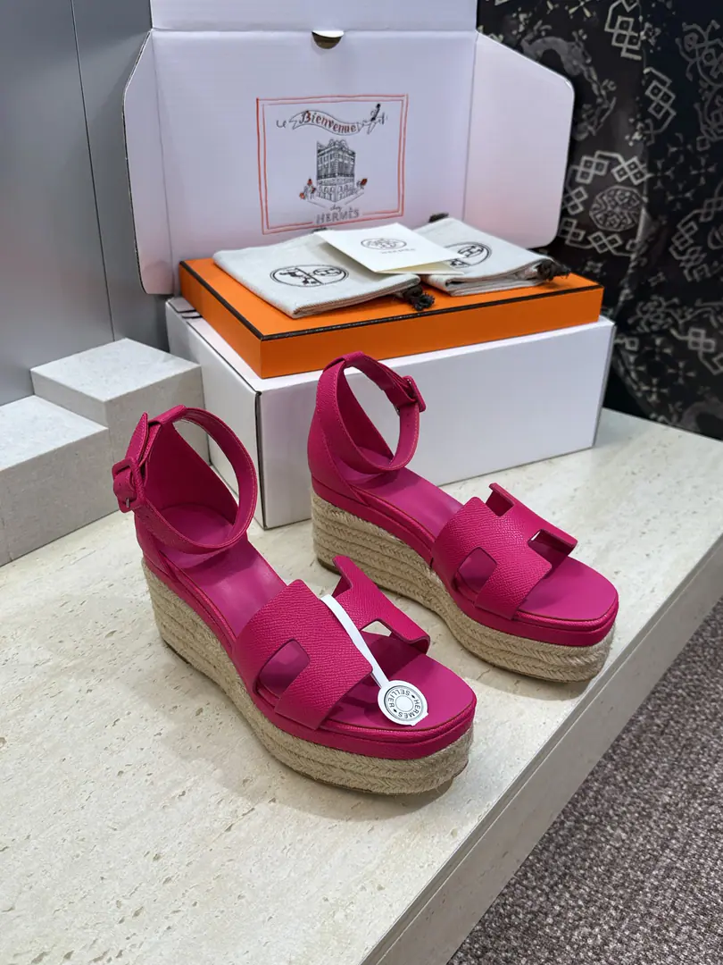 Plant prices(Full plane box.) Scum. Requisition levelHermes I'm in love with you, Max. 2026Spring and summer. Luce - Skin-down, gypsy-shoes. HIt's a classic.“H”Shoes on the surface, heels on the water-proof stand. Material: I'll import a cow's skin on my shoe./Import sheep, skin.+In the skin of the watered cow.+The original custom-made line combination is Italian. He's tall.:7CM /Waterproof stand high.: 4CM Size: 35-42(40.41.42Custom without re-offer）