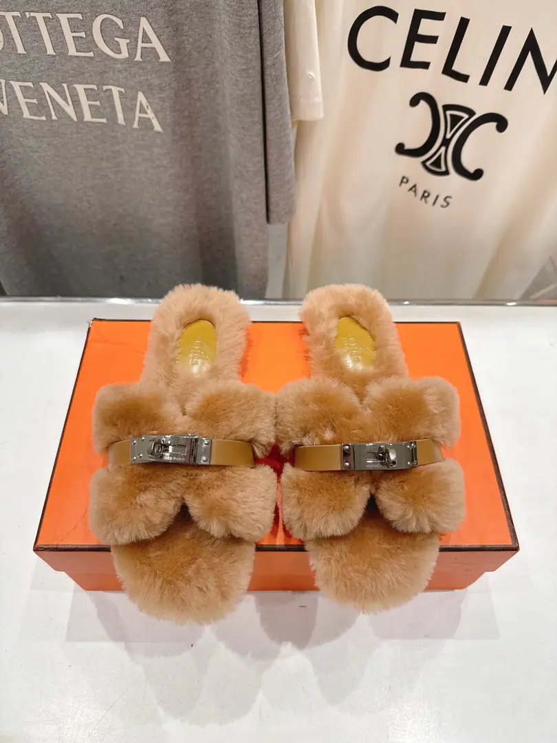 🏧𝗛𝗘𝗥𝗠𝗘𝗦ClassicHFurry slippers. The king blew it up.HTow You're a lazy man.‼️A classic short book.HModel Physical feet are really good., Slender white. Super-biggy lady slippers imported wool into Australia. The upper foot is so cozy.👍 Italian imports are so thick. Size: 35-42 [40.41.42Custom]