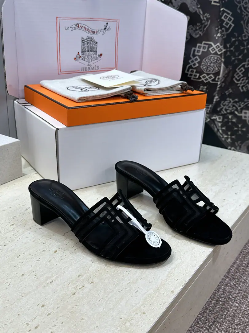 Plant prices（Full plane box.） Scum. Requisition level I'm in love with you, Max. Hermes 2026Spring and summer. OranScrabble the skins of the women's slippers HHome LetterlogoHe's got a nice, big, tight-ass toe slipper. Material: Shoes are imported into sheep, skin.+In the skin of the watered cow.+Italy is a big-ass country. He's tall.:Floor /4.5CM Size: 34-43(34.40.41.42.43Custom without re-offer）