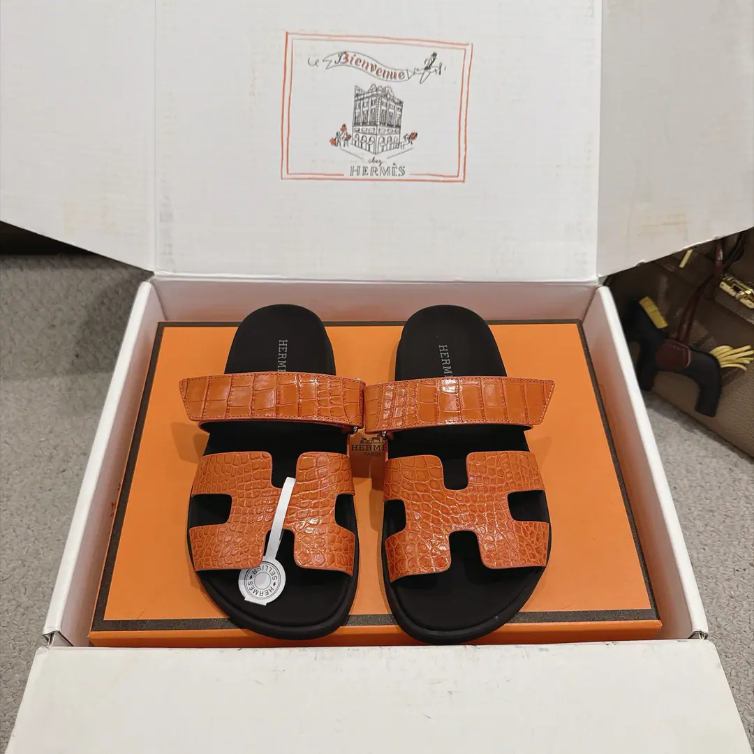 『 New Colour 』🆕The big crocodile tattoos. Men➕Hermes ChypreShoes. Uncle's slippers. ♪ Fresh and fresh ♪ ～The fashion is so refreshing. Not much to explain., I know everything I've bought. ✅TPUSlipboard Base ✅Women:35-39 （40.41.42I'll make sure I don't change it.）Men40~44（45.46Customize or not change） ✅With double bags..Card.Certificate.