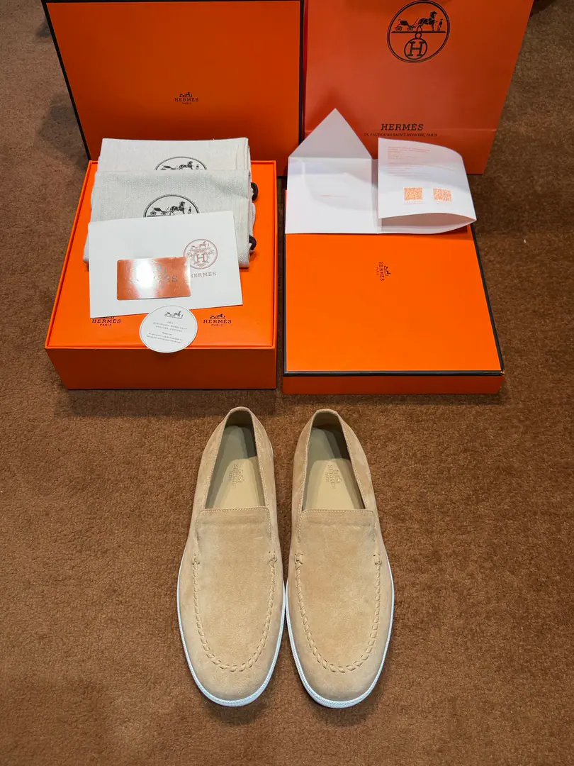 Hermes bouningMen's sneakers.-The bottom of the cow's skin. Original purchase, 1: 1Repeat, That's what you're after. Pipskin and cow-skins.. 😍😍😍 Light Shoe Bottom Decoration Smatch, Make a hundred fashion styles.. ❤️ White rubber soles. Black rubber mooring on front end, Rear-end hurricane ash rubber mooring Hurricane Grey Lamb's inner and inner skin👏👏👏 Size:39-44（38.45.46Do it.） Full package📦