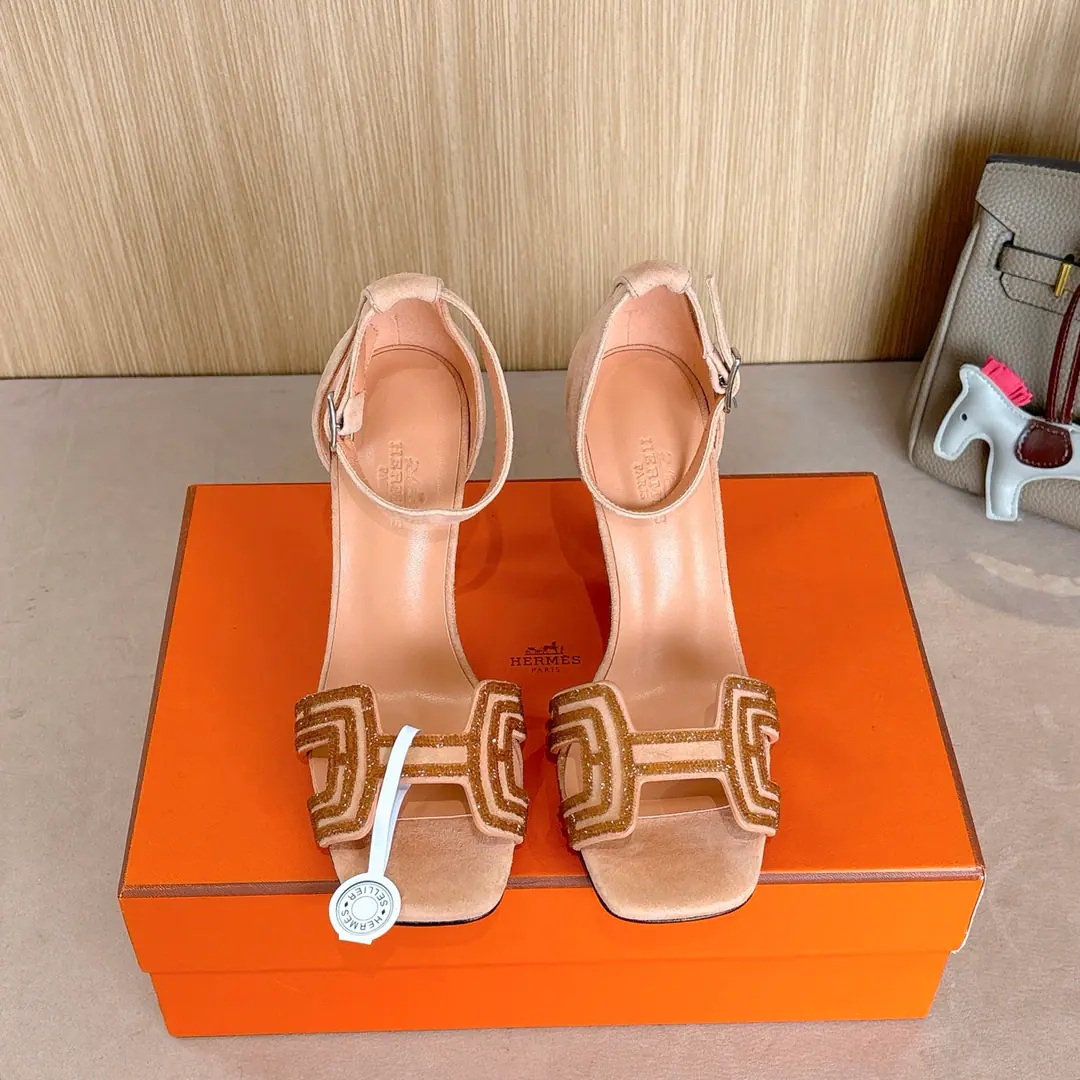 【10.5cmGroup Chart】Get out of the factory. Hermes I'm in love with you, Max. Joy High heels.———————————Fashion is a lot more than a couple of days. MatchHShoeheads. It's super comfortable. Every detail is perfect. Cotted with color-teletoned, pure shoe buttons Design is simple and fluid. ♪ Make fashion so soft ♪ Original calf skin original1:1A sole-model shoe heel./The original is really a big one. ▪️He's tall.:10.5cm 7cm 4cm Three and three. ▪️SIZE: 34-43（34.40.41.42.43Customize or not change）