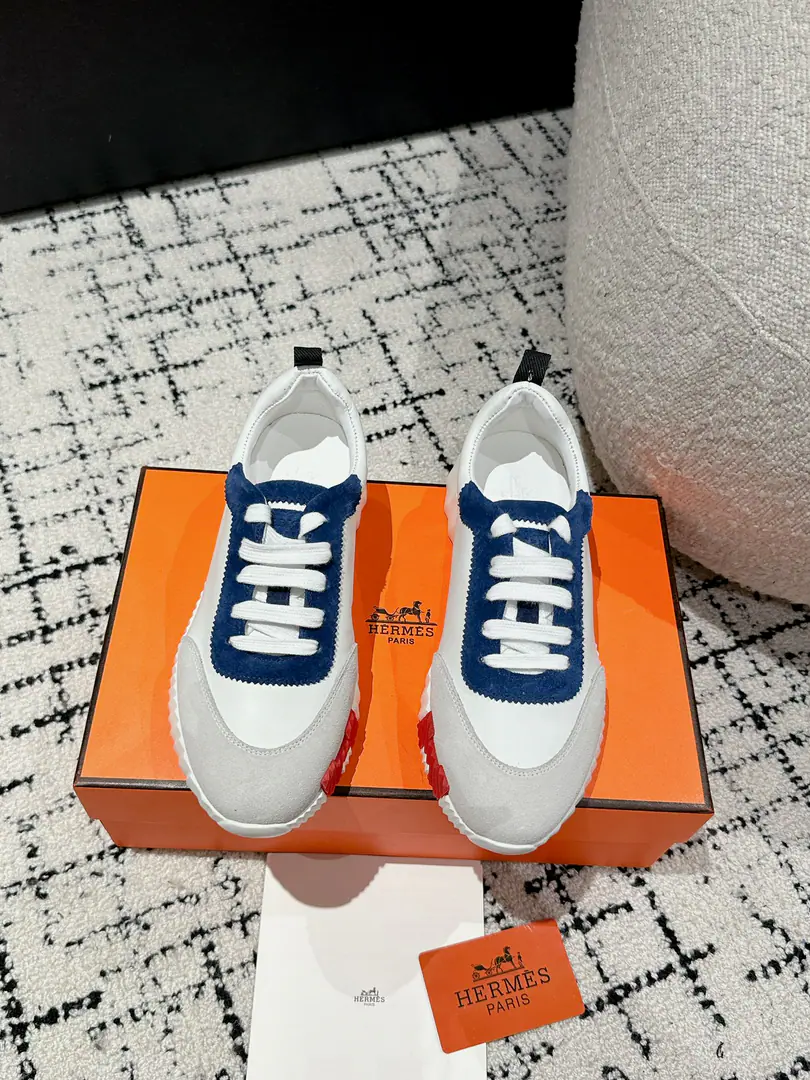 Layout Leather. #Top Version Couple money. Hermes I'm in love with you, Max. 24/ fe new arrival~ Autumn and winter money. Bouncing Couples.👫Sports Leisure shoes. The most comfortable shoes in love with horses., No, I don't.1⃣️, It's a nice, light foot., You don't get tired of shopping.👍 Bullskins.+Wire Nice touch., She's beautiful and she's got a lot of clothes., It's light and comfortable. It's so light. Sports and leisure are the two things. Step on it.💩That's great.！ ✔️Fabulous.:Imported cattle skin+Wire ✔️Uchi.:The imported inlet was for silk and sheep. ✔️Otsumi!:AdoptionIP+TPU(Multi-colour Letters)German technology exposure machine seamlessly combined ✔️Size:#35-46(Women40.41Men45.46Do it.) 🎁Top class. Synchronize full packaging