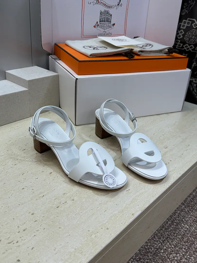Plant prices(Full plane box.) Holly! Requisition level I'm in love with you, Max. Hermes 2026Spring and summer. Marinella Pig nose pattern.Chaine d’Ancre The bare toes. HHome LetterlogoThe middle-twined roundheads and the empty sandals. Material: I'll import a cow's skin on my shoe.+In the skin of the watered cow.+Italy is a big-ass country. He's tall.:6CM Size: 34-43（34.40.41.42.43Custom without re-offer）