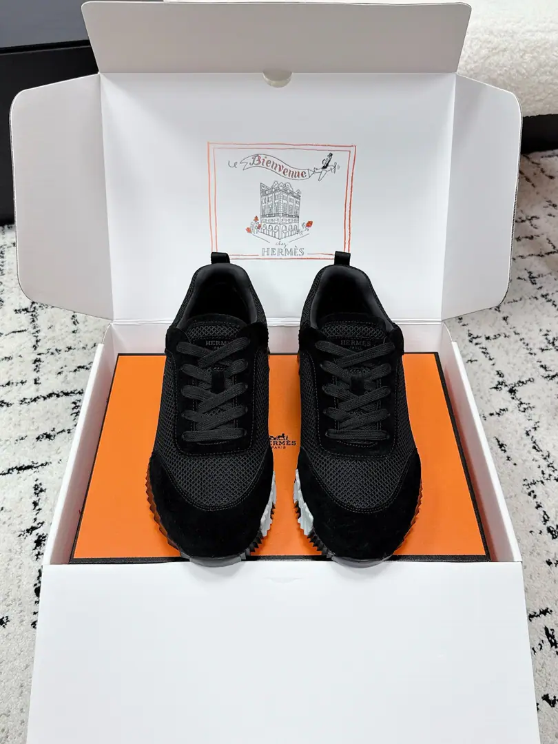 Aircraft box+20 #Requisition of couples Hermes I'm in love with you, Max. 26/ Bouncing Couples. Sports Leisure shoes. Original procurement development Original version one to one. Good stuff is not afraid of late.💗 ❤️Welcome to the comparison of quality material details.🆚 The most comfortable shoes in love with horses., No, I don't.1⃣️, It's a nice, light foot., You don't get tired of shopping.👍Bullskins.+Wire Nice touch., She's beautiful and she's got a lot of clothes., It's light and comfortable. It's so light. Sports and leisure are the two things. Step on it.💩That's great.！ ✔️Fabulous.: Original customized imports of cattle skin/Cow-feat. ✔️Uchi.: The imported inlet was for silk and sheep. ✔️Otsumi!: AdoptionIP+TPU(Multi-colour Letters)German technology exposure machine seamlessly combined ✔️Size: #35-46(Women40.41Men45.46Do it.)