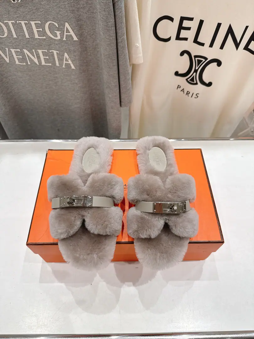 🏧𝗛𝗘𝗥𝗠𝗘𝗦ClassicHFurry slippers. The king blew it up.HTow You're a lazy man.‼️A classic short book.HModel Physical feet are really good., Slender white. Super-biggy lady slippers imported wool into Australia. The upper foot is so cozy.👍 Italian imports are so thick. Size: 35-42 [40.41.42Custom]