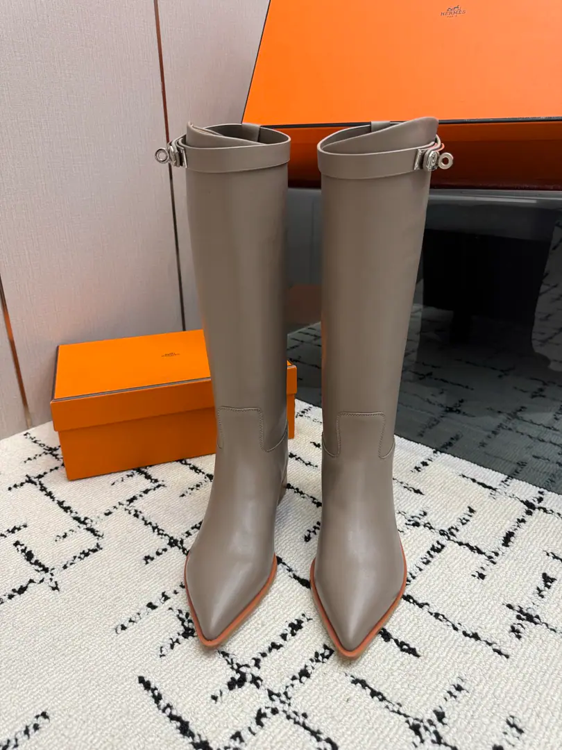 Hemers🧡I'll get what I'm seeing. kellyMetal button boots./Boots Series Autumn and winter money. HERMESThe price of the old boots and boots is close.2WThe high price of the boot is naturally unique in its process and quality, and all the leather is custom-made for import., The inside materials are also custom-made cattle skin.,, You'll have to make provisions for everything in a good fit., And the style is always worn in the boots of knights who never wear out of fashion. Shoe.: Original cow skin Uchi.: Importing cattle and skins Otsumi!: That's a little skin. Codes: 35–39（40.41.42No, no, no, no, no.)