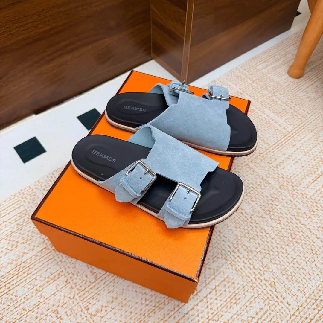 New paragraph 2026The early spring new money. 🧡Hermès/I'm the latest in Armath. Beach slippers. Double button. Shoes. Real leather. The design of the ancients. A strong foreign scene. It's a great fashion., You're so good at all the things on your feet. A simple, simple style that matches a sense of excellence would be great. A hundred-colour lines are hard to love.！ The pasta is imported into the sheep. It's all sheep's skin. Otsumi!: Original Base Size: 35-39 （40/41/42Custom）