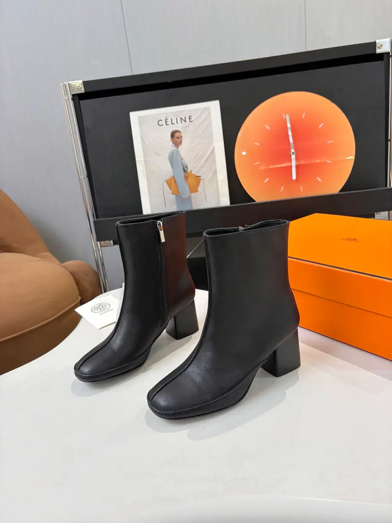 HERMÈSThe latest Armath is a very simple and short boots. A superstar, red grass. The shoe head is split vertically and clearly. ♪ Round the shoes and sew the old sew ♪ We're going to open the inner zipper. Micro-circle shoes, Straight boots. The ancient costumes are very sensitive. In a very simple way, you have a detail level. He's a big guy.6.5CMBalance**And comfort., Telecommuting, The shopping suits you. The woody sense of the texture increases the regenerative. Leaf-faced Italian cow.🇮🇹That's a big one.Size: 35-41（40 41No re-election.）