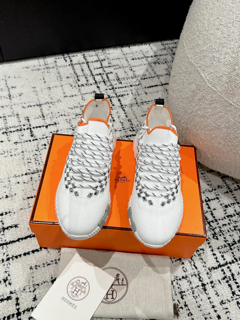 ¥Men+10 #Top Version Couple money. Hermes I'm in love with you, Max. 24/ fe new arrival~ Autumn and winter money. Bouncing Couples.👫Sports Leisure shoes. The most comfortable shoes in love with horses., No, I don't.1⃣️, It's a nice, light foot., You don't get tired of shopping.👍 Bullskins.+Wire Nice touch., She's beautiful and she's got a lot of clothes., It's light and comfortable. It's so light. Sports and leisure are the two things. Step on it.💩That's great.！ ✔️Fabulous.:Imported cattle skin+Wire ✔️Uchi.:The imported inlet was for silk and sheep. ✔️Otsumi!:AdoptionIP+TPU(Multi-colour Letters)German technology exposure machine seamlessly combined ✔️Size:#35-46(Women40.41Men45.46Do it.) 🎁Top class. Synchronize full packaging