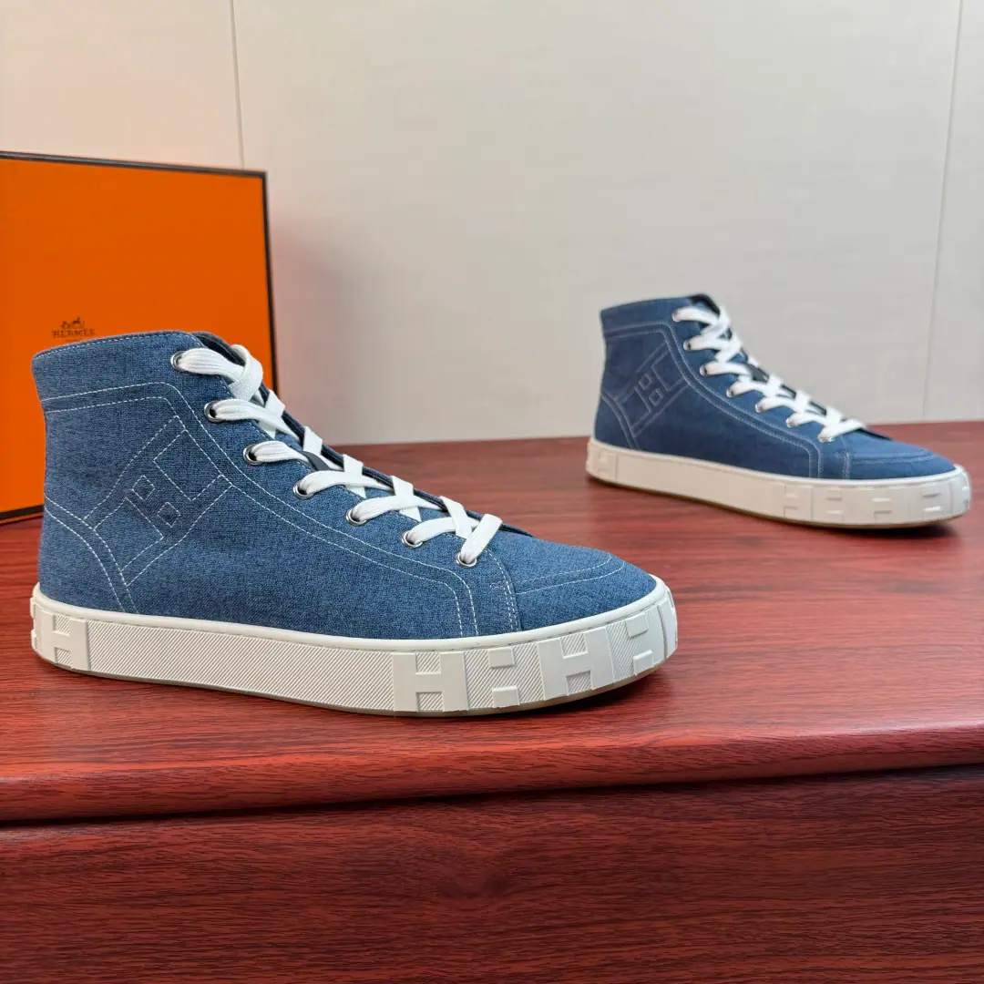 Hermes/I'm in love with you, Max. MaxiThe series of Chinese canvas shoes. Synchronise update of the network！ It's a season out.HermèsThe Gaussian canvas shoes., Reconstructing the contours of ancient costumes, A pair of pairs of shoes with a sharp-stacked ankle line. Cotton canvas shoes. Standard sports layout A very bright line of geometry., MarkerHThe tattooed rubber thick bottom., A light rubber shoe., - I'm gonna raise my self.buff, Comfortable step and recognition.. The Chinese version combines street with luxury., The tides unlock the multi-pronged thinking.: The work-winds and foot pants are lazy., The broad legs are full of loose and light luxury., The shorts and the ankles make a good teen.. I don't care if I travel., We're going out on a weekend visit., One pair.holdI live in a variety of shapes., Low profile, hidden brand quality., It's the year of the hairline and the actual wear.. Full package！ Size: 39-40-41-42-43-44 Standard leather shoe size. （38/45/46But it's not gonna be a change.） The cargo.: H261859 Blue