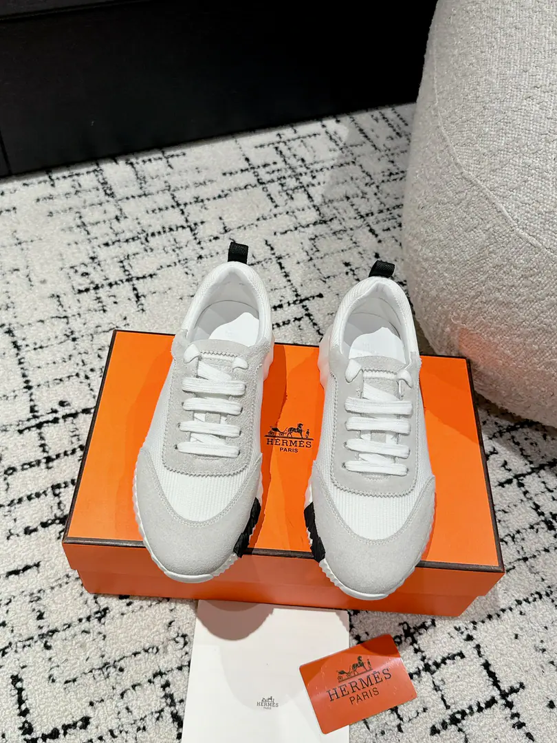 Layout Leather. #Top Version Couple money. Hermes I'm in love with you, Max. 24/ fe new arrival~ Autumn and winter money. Bouncing Couples.👫Sports Leisure shoes. The most comfortable shoes in love with horses., No, I don't.1⃣️, It's a nice, light foot., You don't get tired of shopping.👍 Bullskins.+Wire Nice touch., She's beautiful and she's got a lot of clothes., It's light and comfortable. It's so light. Sports and leisure are the two things. Step on it.💩That's great.！ ✔️Fabulous.:Imported cattle skin+Wire ✔️Uchi.:The imported inlet was for silk and sheep. ✔️Otsumi!:AdoptionIP+TPU(Multi-colour Letters)German technology exposure machine seamlessly combined ✔️Size:#35-46(Women40.41Men45.46Do it.) 🎁Top class. Synchronize full packaging