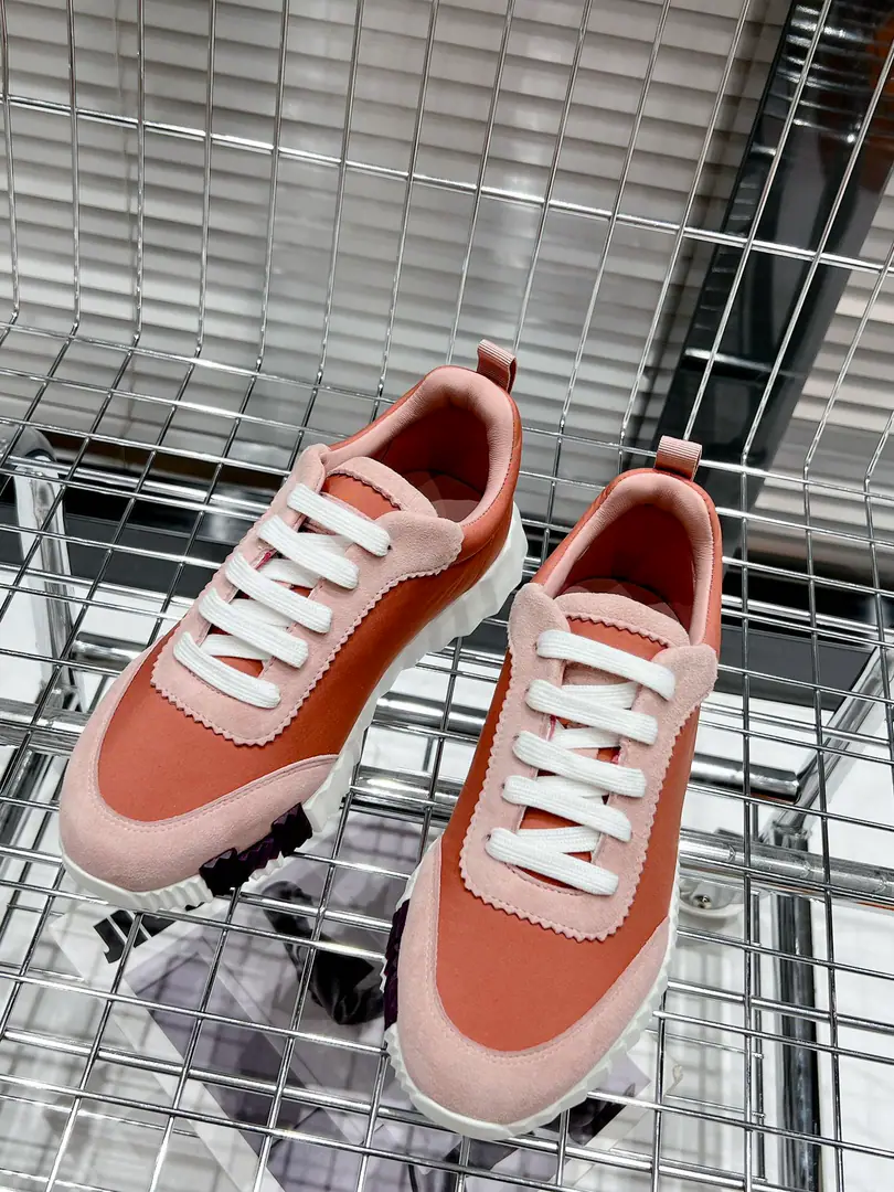 Top Version🆚 【Hermes 】22 fe new arrival~Autumn and winter money. Bouncing Couples.👫Sports shoes The most comfortable shoes in love with horses., No, I don't.1⃣️, It's a nice, light foot., You don't get tired of shopping.👍 The whole thing. The hand feels good., She's beautiful and she's got a lot of clothes., It's light and comfortable. It's so light. Sports and leisure are the two things. Step on it.💩That's great.！ 30+The match between the sexes..You can choose whatever you want., There's always something you want.~ ✔️Fabulous.:The Queen of the High-Silenced Lamb.+Original single-blue sheet ✔️Uchi.:The imported inlet was for silk and sheep. ✔️Otsumi!:AdoptionIP+TPU(Multi-colour Letters)German technology exposure machine seamlessly combined ✔️Codes:Women35-41Men38-46 🎁Top class. Synchronize full packaging