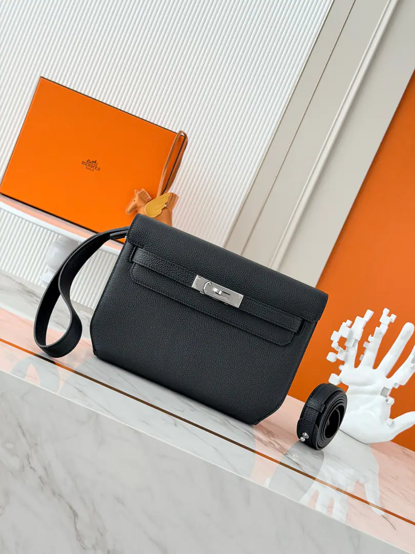 Current in stock ✅ Kelly Depeches 25cm togoPee. Black, Silver button. MostinMan's handbag. Depeches25 This leather is really a prodigal., With a shoulder belt and a second to go under the armpit., The fashion is coming out of the air., This bag is very...HFamily origin, KellyThat's what you're trying to do., You must come in too.！🤩 It's a great match.✨You can be a man of arms., Or a slant., And I can still be a handbag., You're not moving with a bag?😘